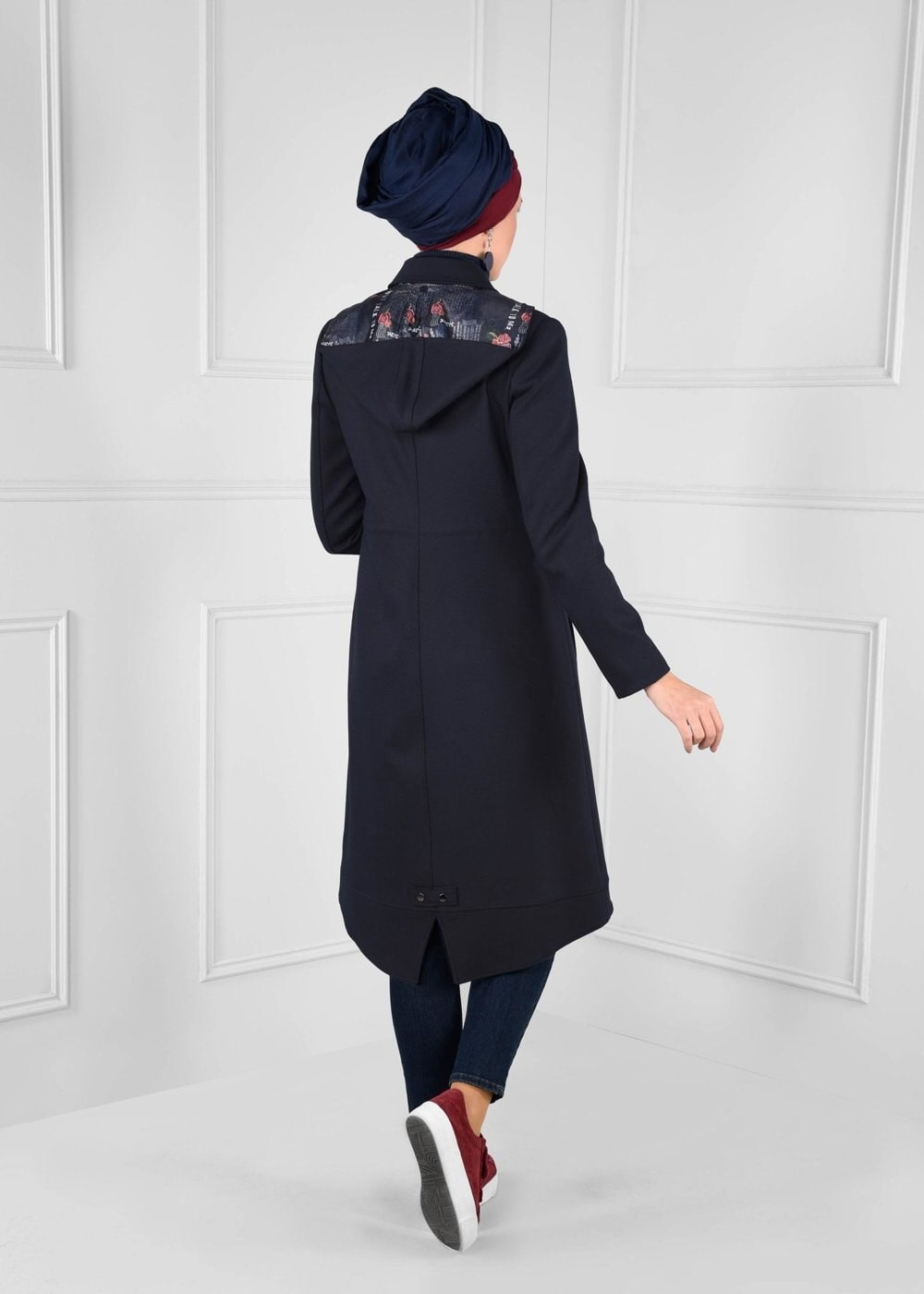 Tesettür giyim LACİVERT KAPÜŞONLU BELDEN BÜZGÜLÜ DÜĞMELİ TRENÇKOT 1157