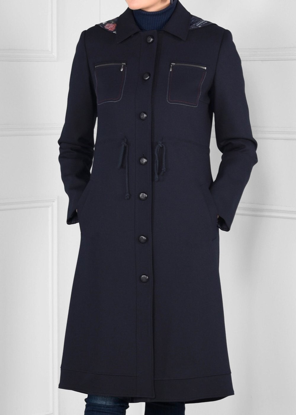 Tesettür giyim LACİVERT KAPÜŞONLU BELDEN BÜZGÜLÜ DÜĞMELİ TRENÇKOT 1157