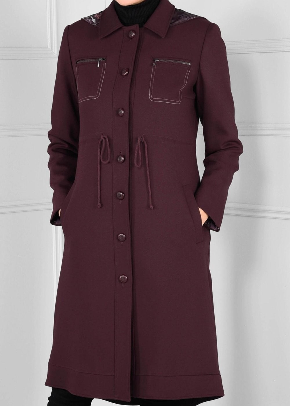 Tesettür giyim MÜRDÜM KAPÜŞONLU BELDEN BÜZGÜLÜ DÜĞMELİ TRENÇKOT 1157