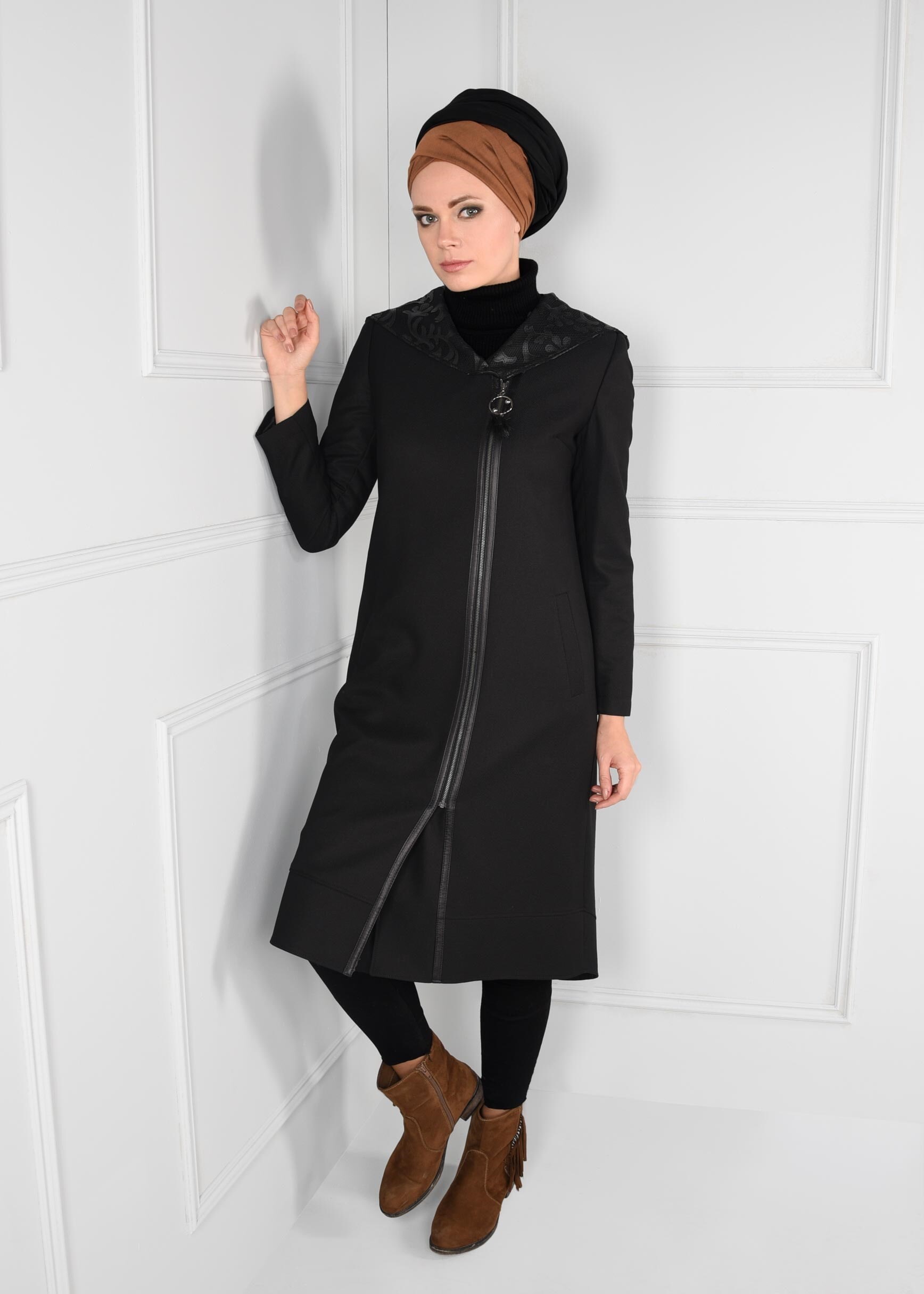 Tesettür giyim SİYAH KAPÜŞONLU FERMUARLI ETEK UCU OVAL KESİM TRENÇKOT 1158