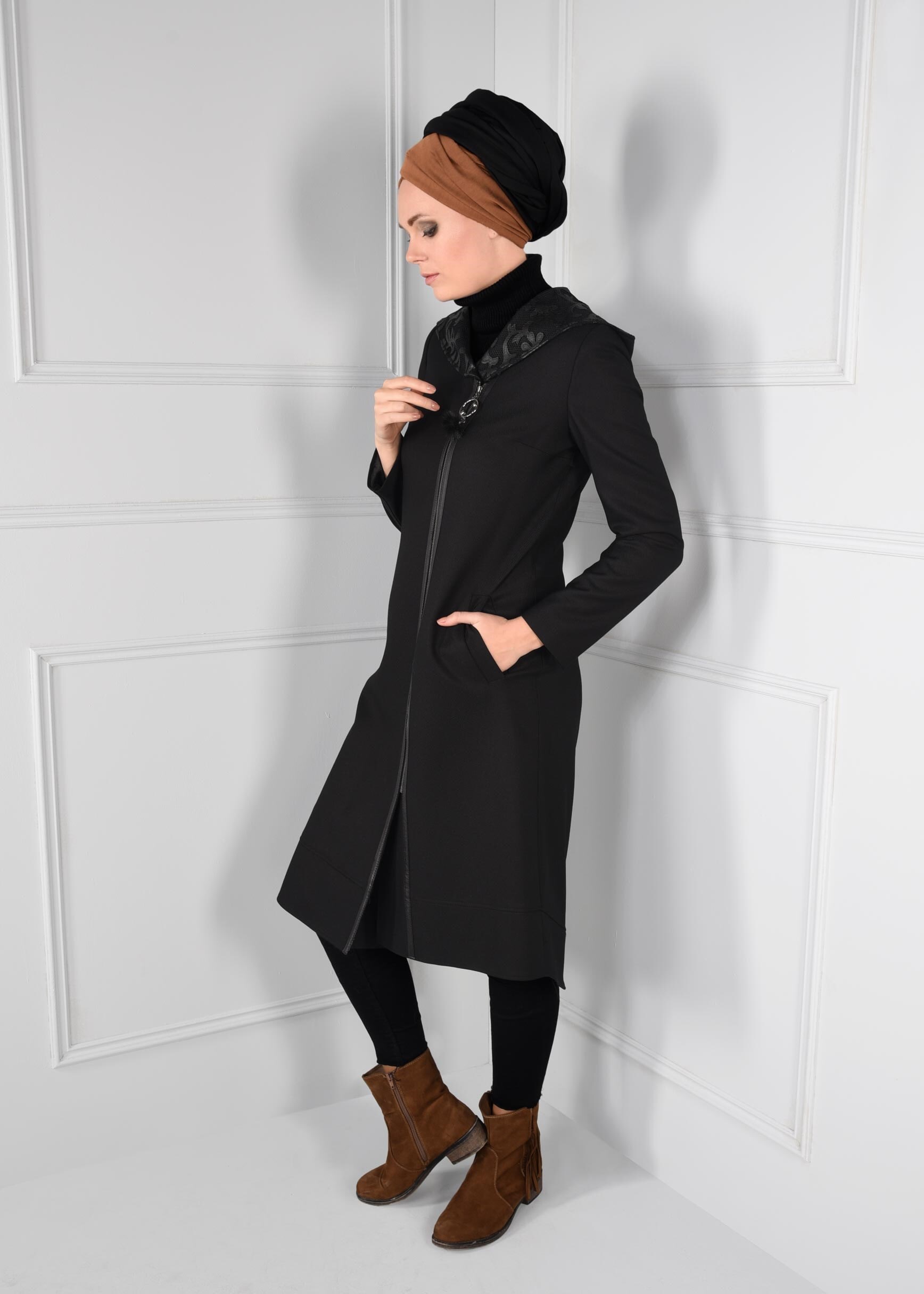 Tesettür giyim SİYAH KAPÜŞONLU FERMUARLI ETEK UCU OVAL KESİM TRENÇKOT 1158