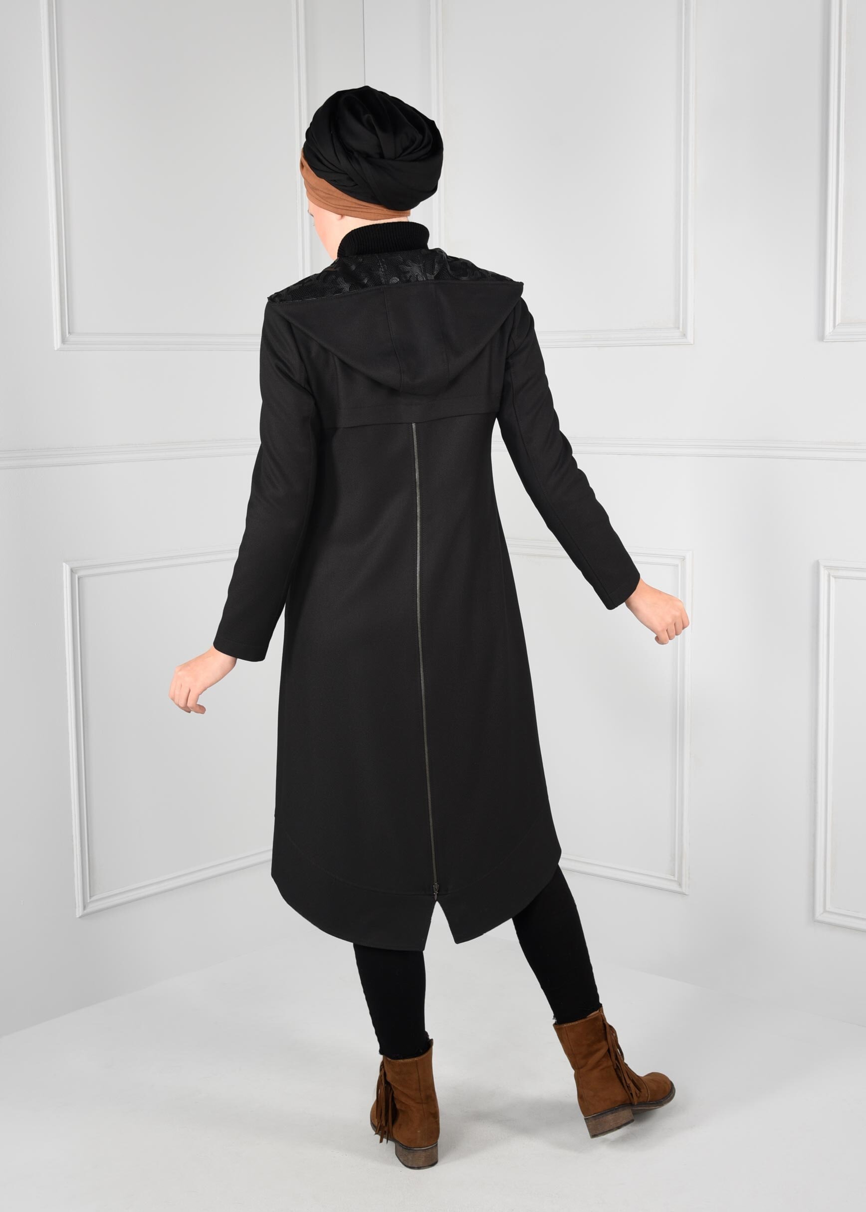 Tesettür giyim SİYAH KAPÜŞONLU FERMUARLI ETEK UCU OVAL KESİM TRENÇKOT 1158