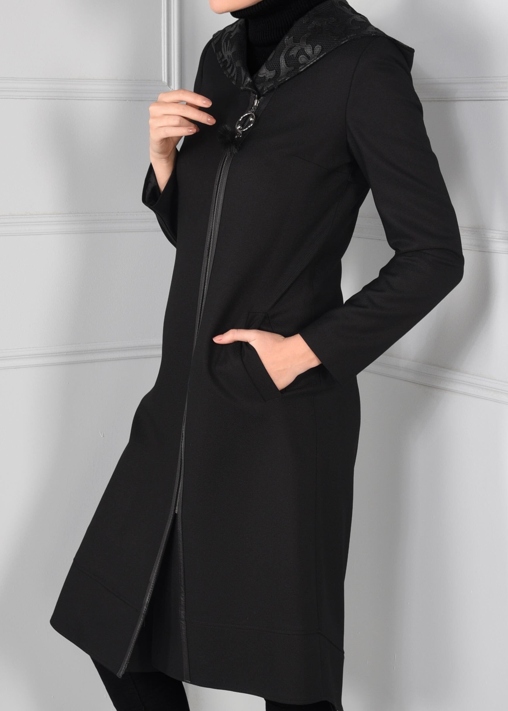 Tesettür giyim SİYAH KAPÜŞONLU FERMUARLI ETEK UCU OVAL KESİM TRENÇKOT 1158