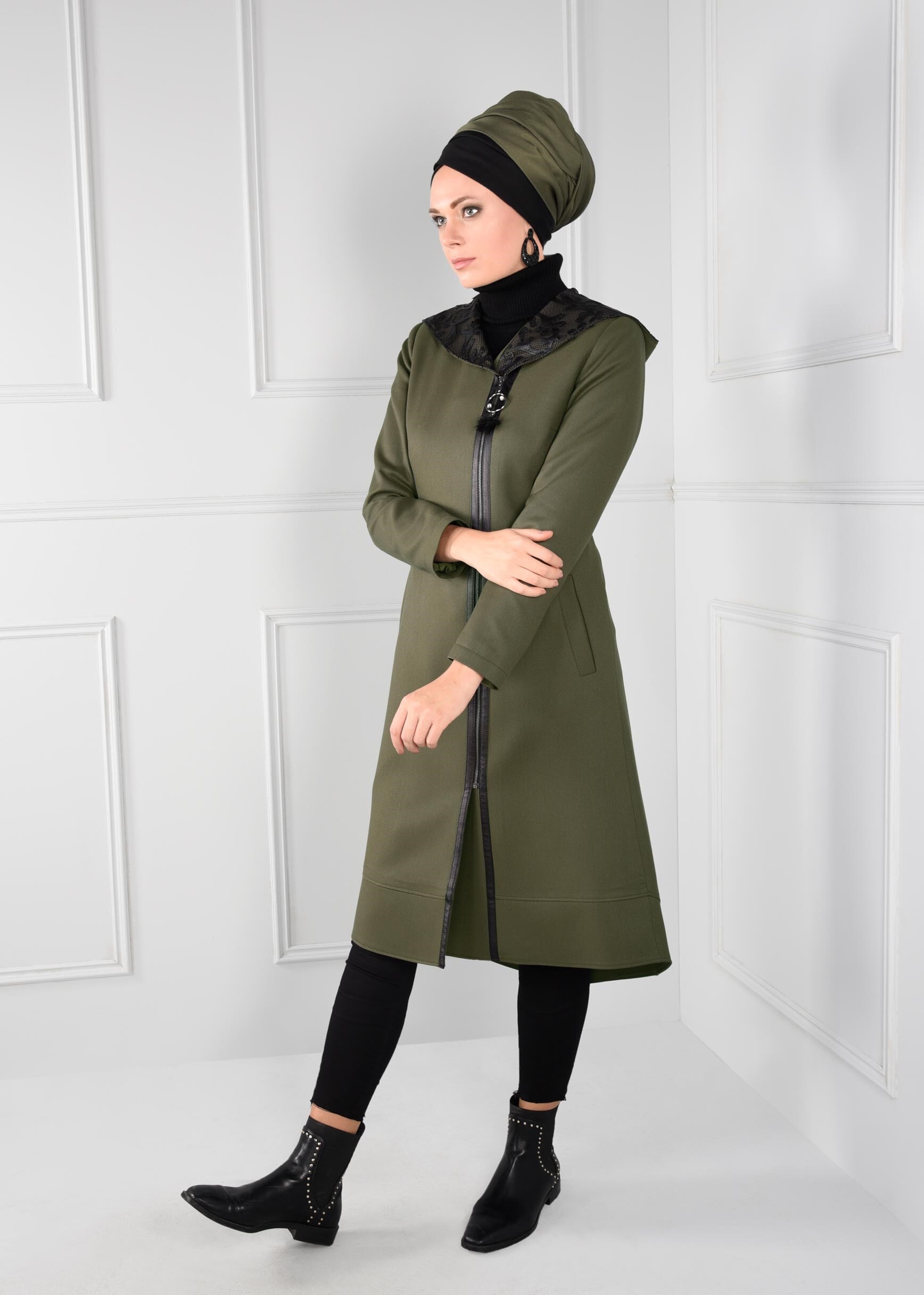 Tesettür giyim HAKİ KAPÜŞONLU FERMUARLI ETEK UCU OVAL KESİM TRENÇKOT 1158