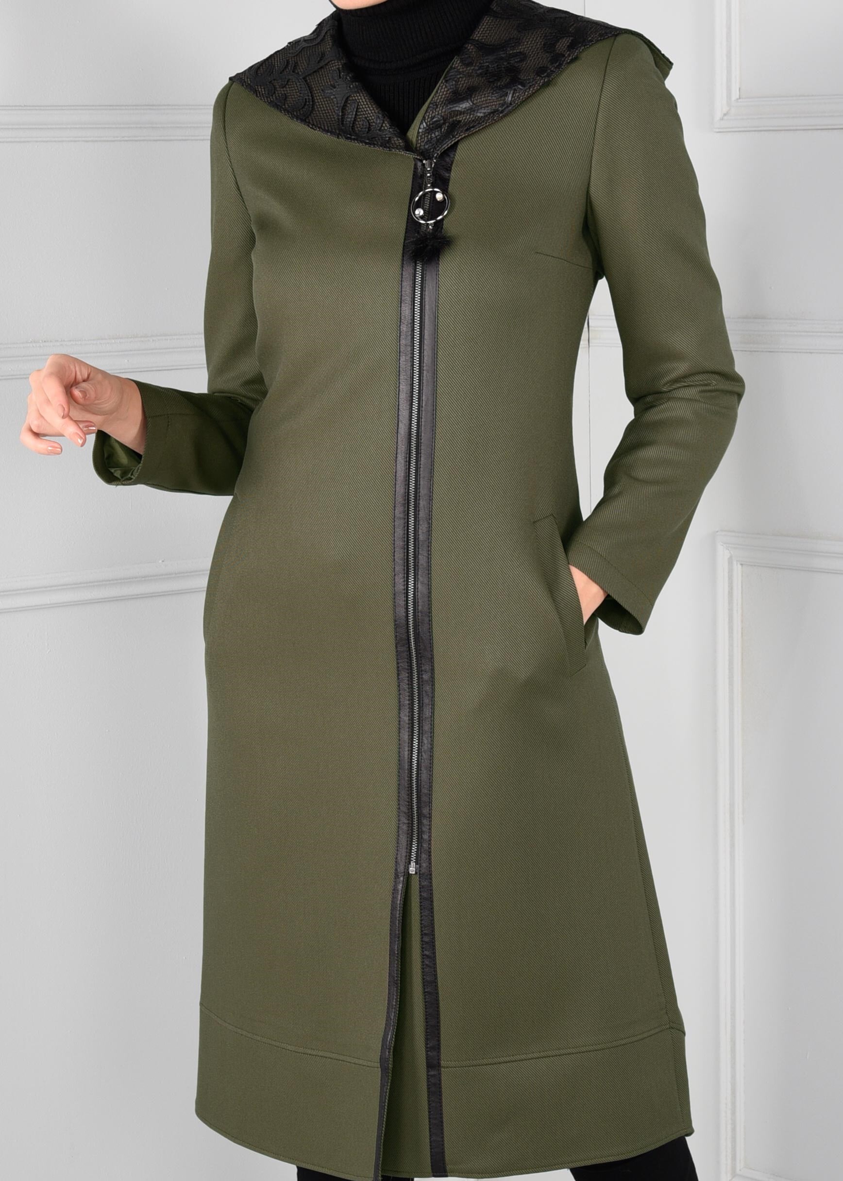 Tesettür giyim HAKİ KAPÜŞONLU FERMUARLI ETEK UCU OVAL KESİM TRENÇKOT 1158