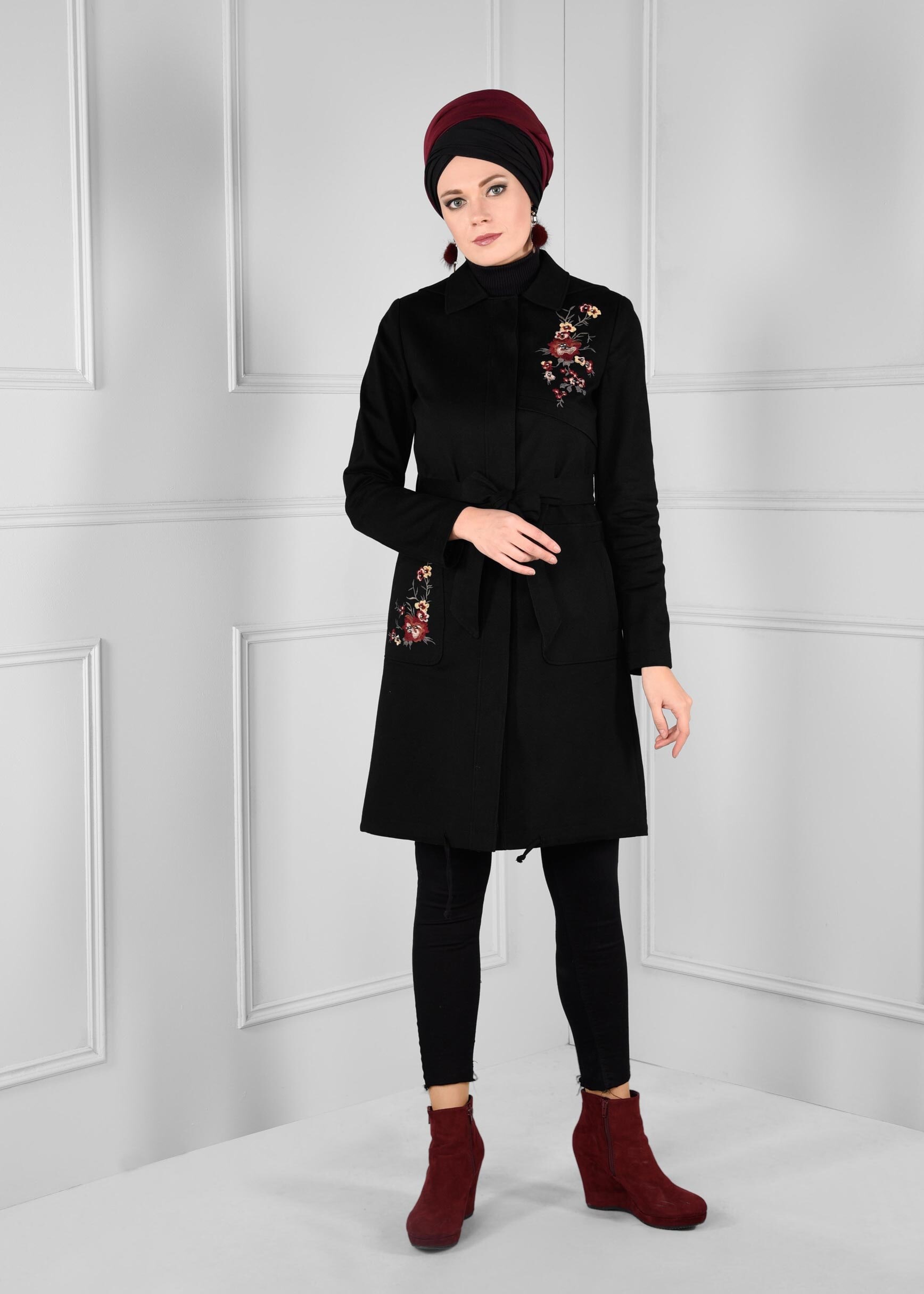 Tesettür giyim SİYAH NAKIŞ DETAYLI KAPÜŞONLU KUŞAKLI TRENÇKOT 1159