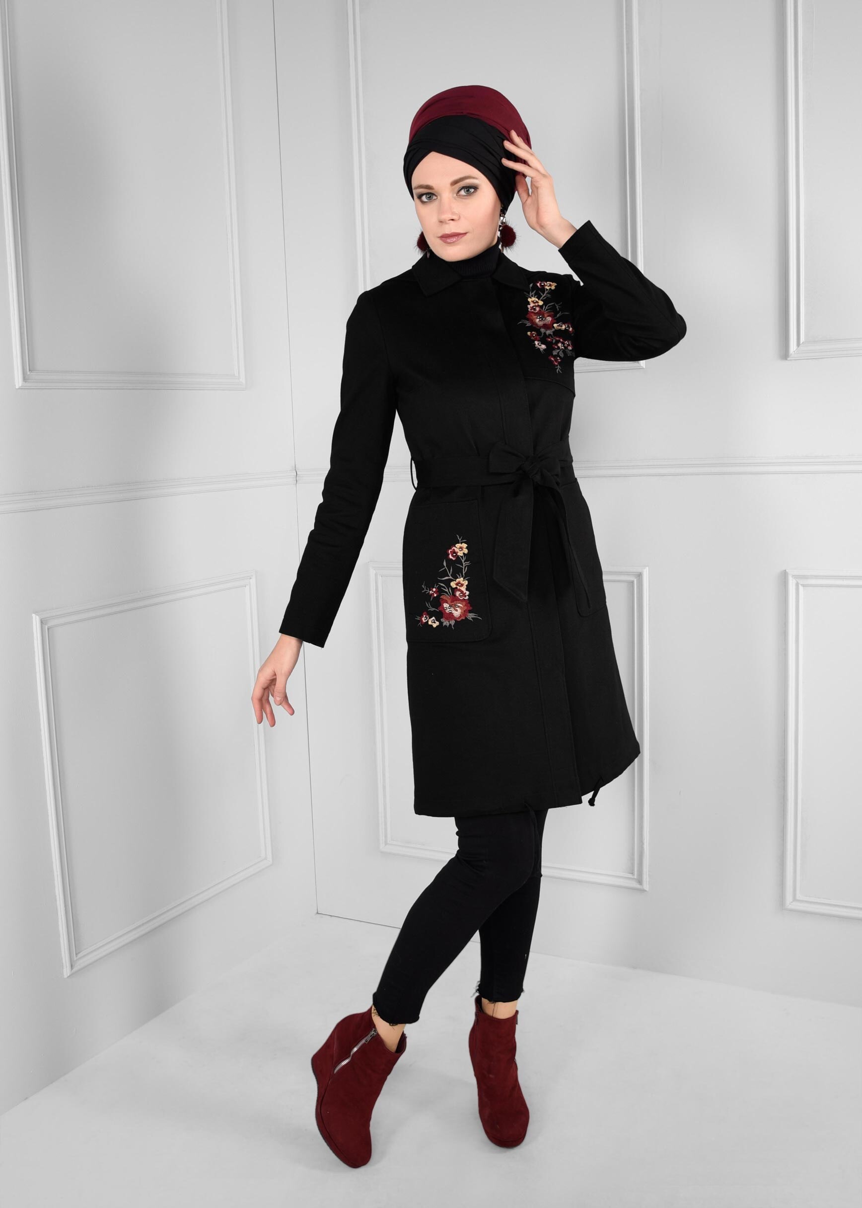 Tesettür giyim SİYAH NAKIŞ DETAYLI KAPÜŞONLU KUŞAKLI TRENÇKOT 1159