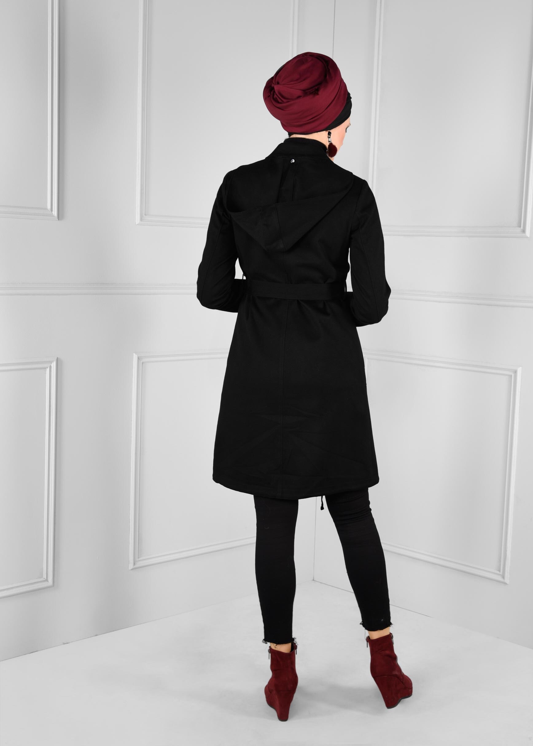 Tesettür giyim SİYAH NAKIŞ DETAYLI KAPÜŞONLU KUŞAKLI TRENÇKOT 1159