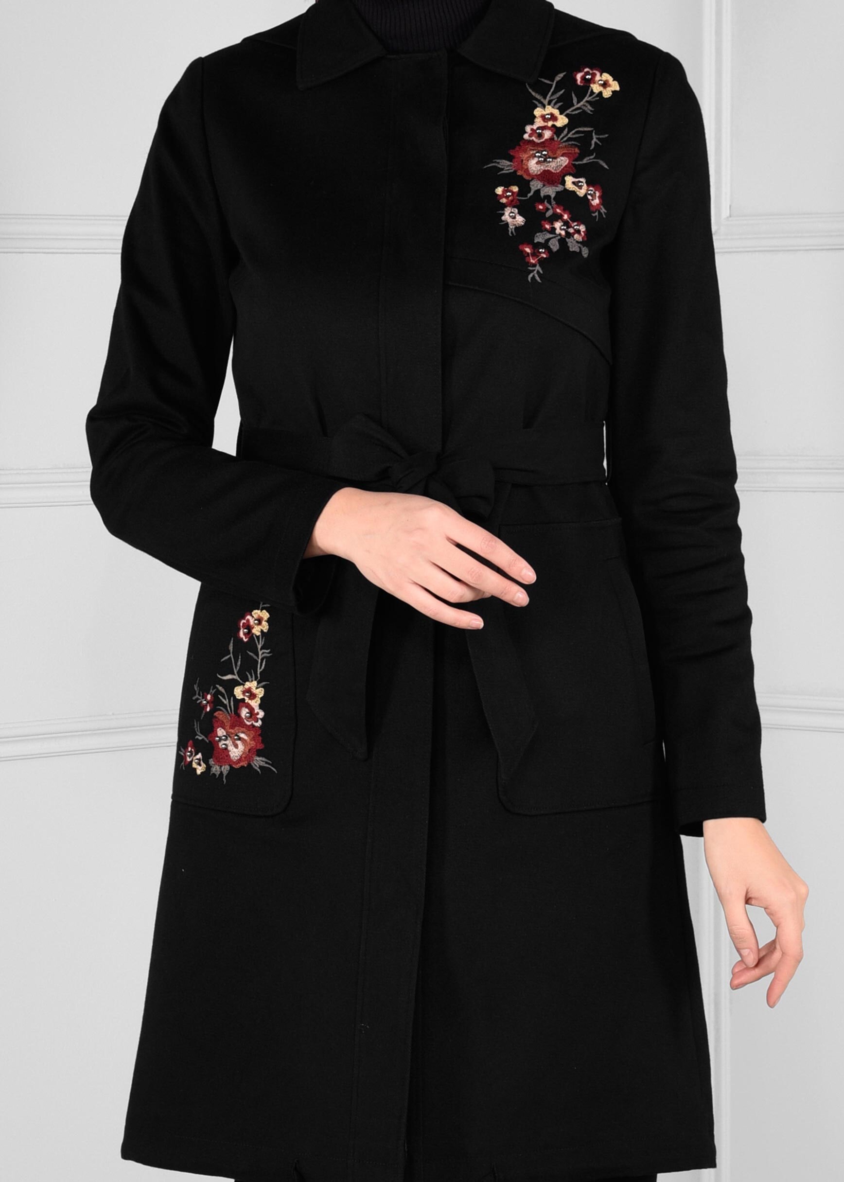 Tesettür giyim SİYAH NAKIŞ DETAYLI KAPÜŞONLU KUŞAKLI TRENÇKOT 1159