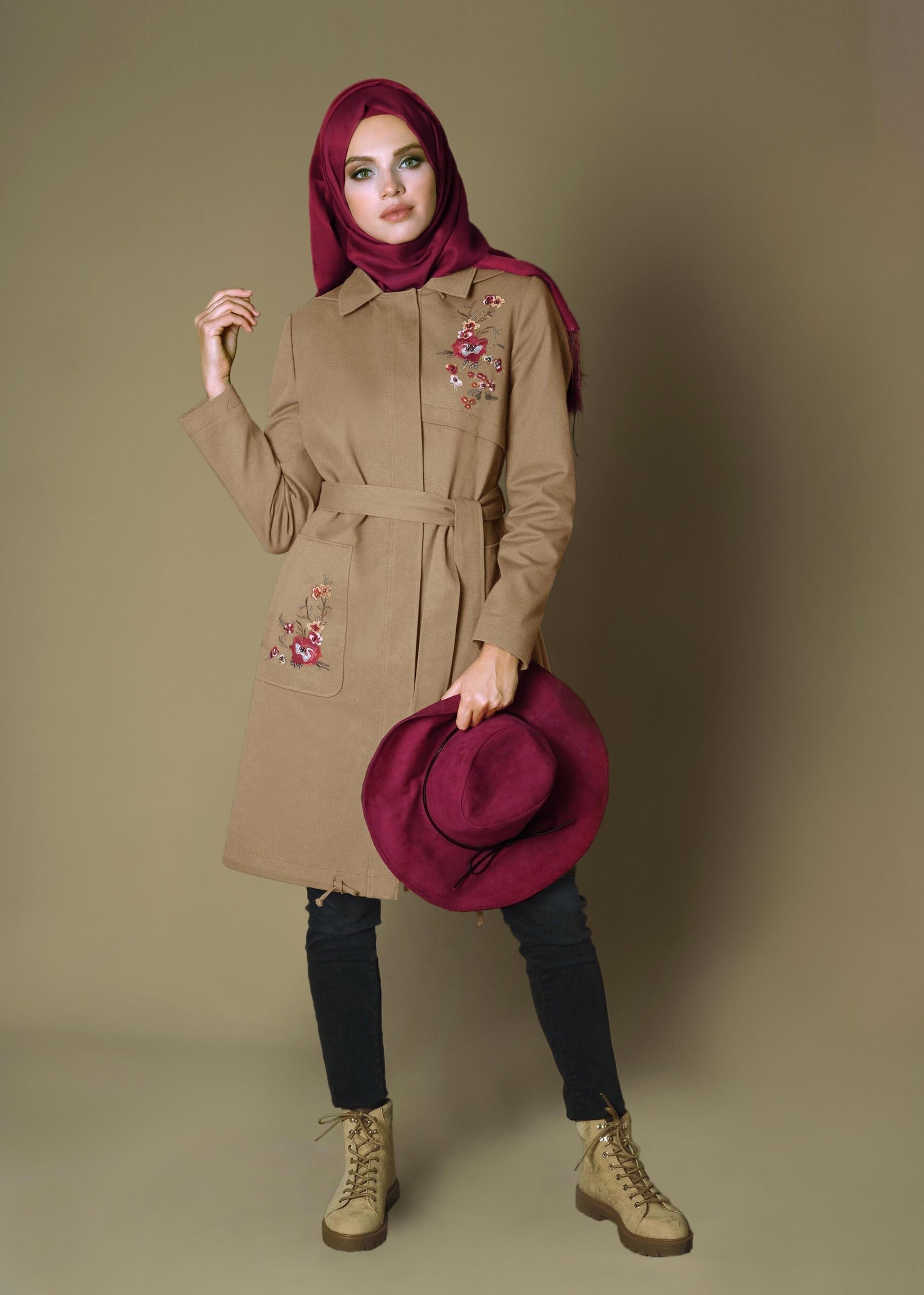 Tesettür giyim BEJ NAKIŞ DETAYLI KAPÜŞONLU KUŞAKLI TRENÇKOT 1159