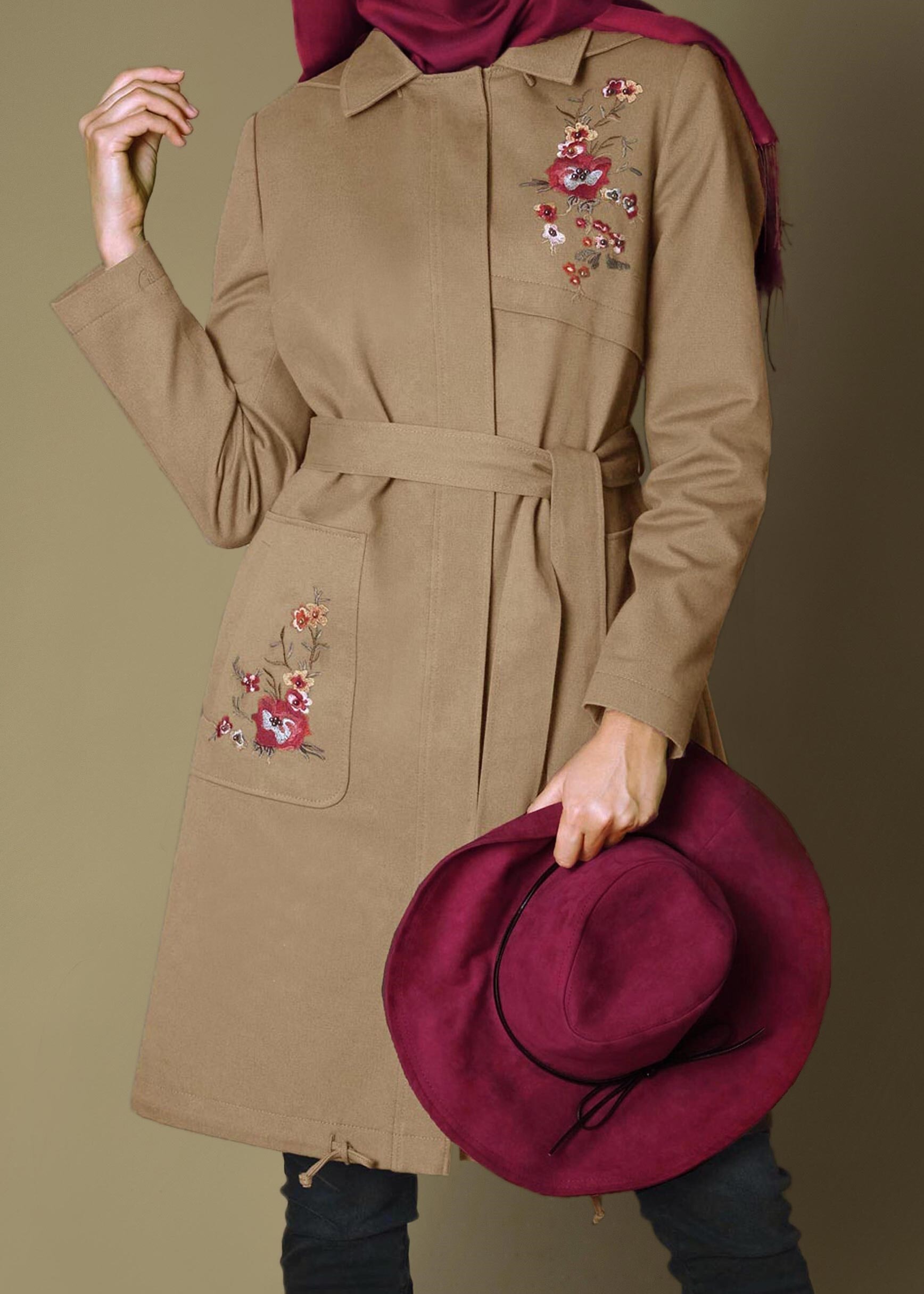 Tesettür giyim BEJ NAKIŞ DETAYLI KAPÜŞONLU KUŞAKLI TRENÇKOT 1159