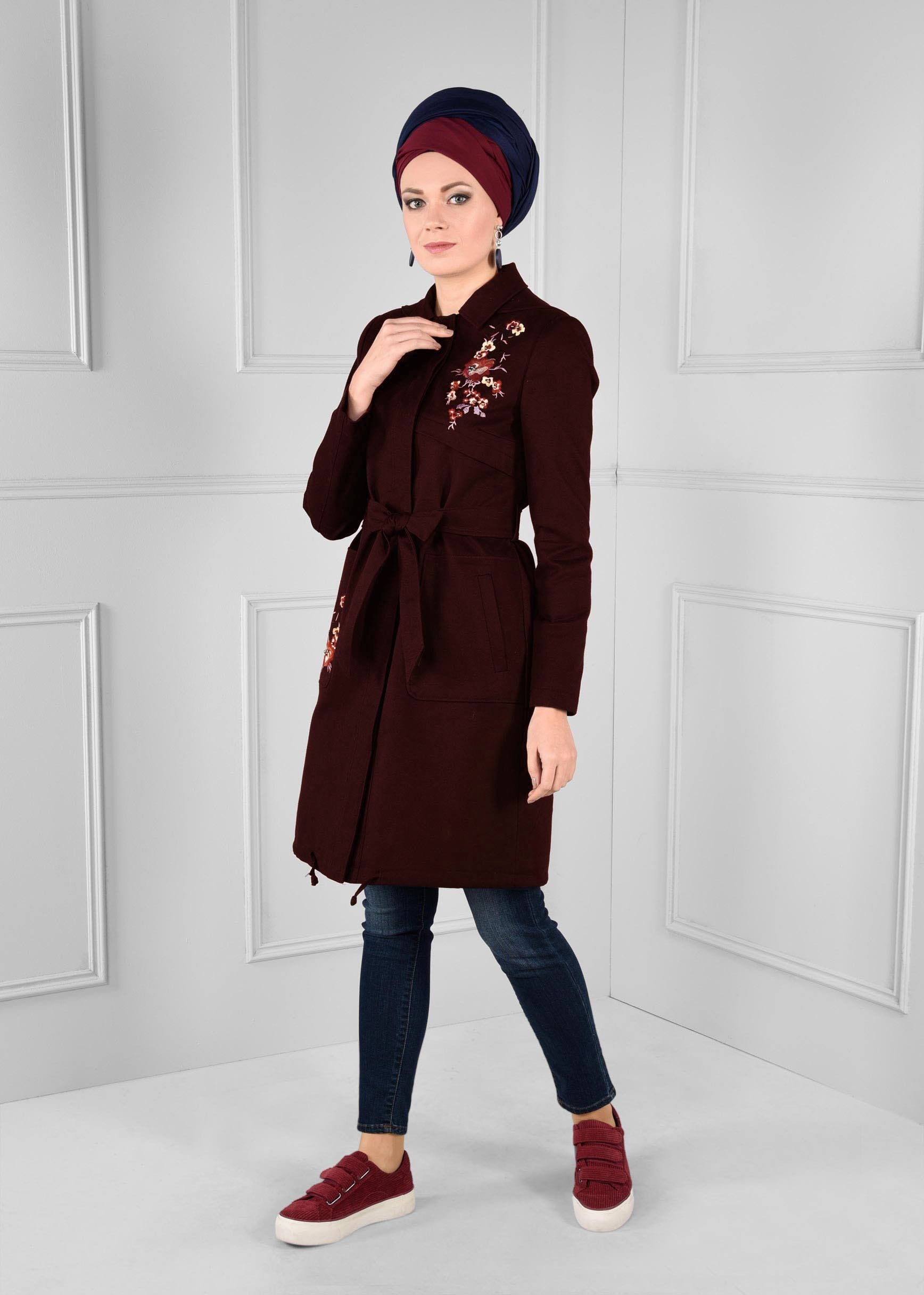 Tesettür giyim BORDO NAKIŞ DETAYLI KAPÜŞONLU KUŞAKLI TRENÇKOT 1159