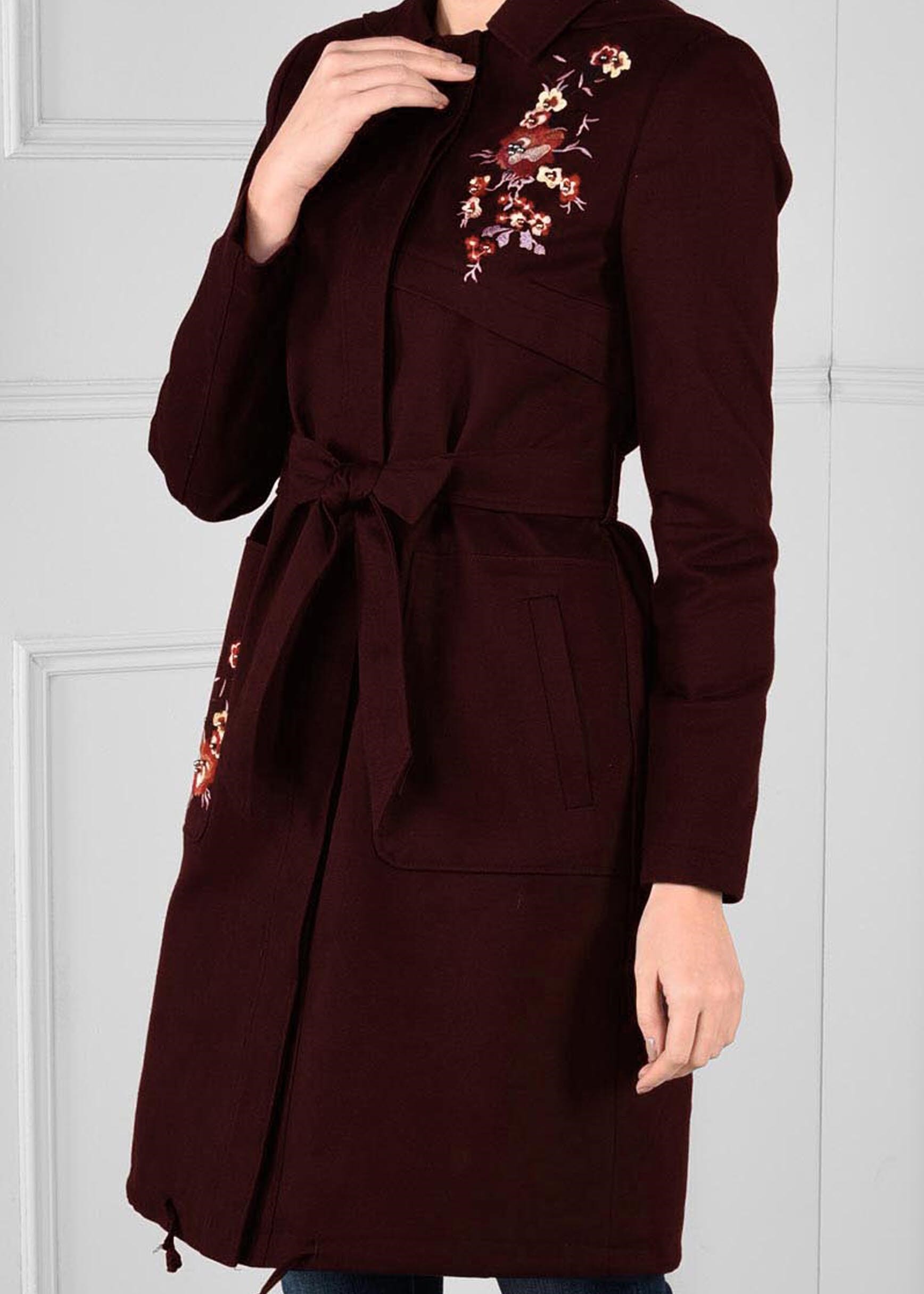 Tesettür giyim BORDO NAKIŞ DETAYLI KAPÜŞONLU KUŞAKLI TRENÇKOT 1159