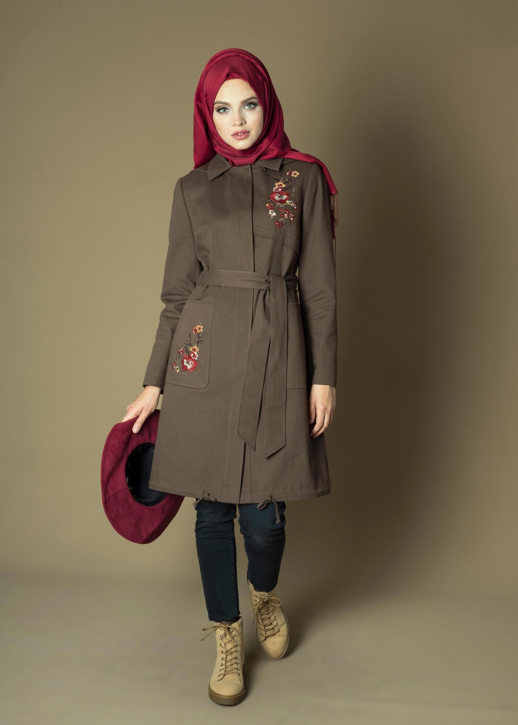 Tesettür giyim HAKİ NAKIŞ DETAYLI KAPÜŞONLU KUŞAKLI TRENÇKOT 1159