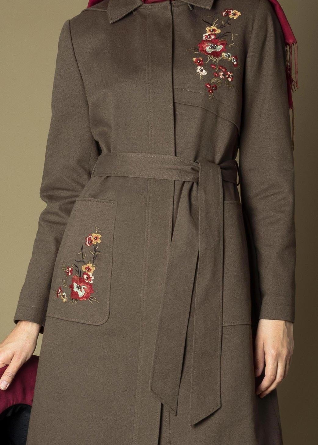 Tesettür giyim HAKİ NAKIŞ DETAYLI KAPÜŞONLU KUŞAKLI TRENÇKOT 1159