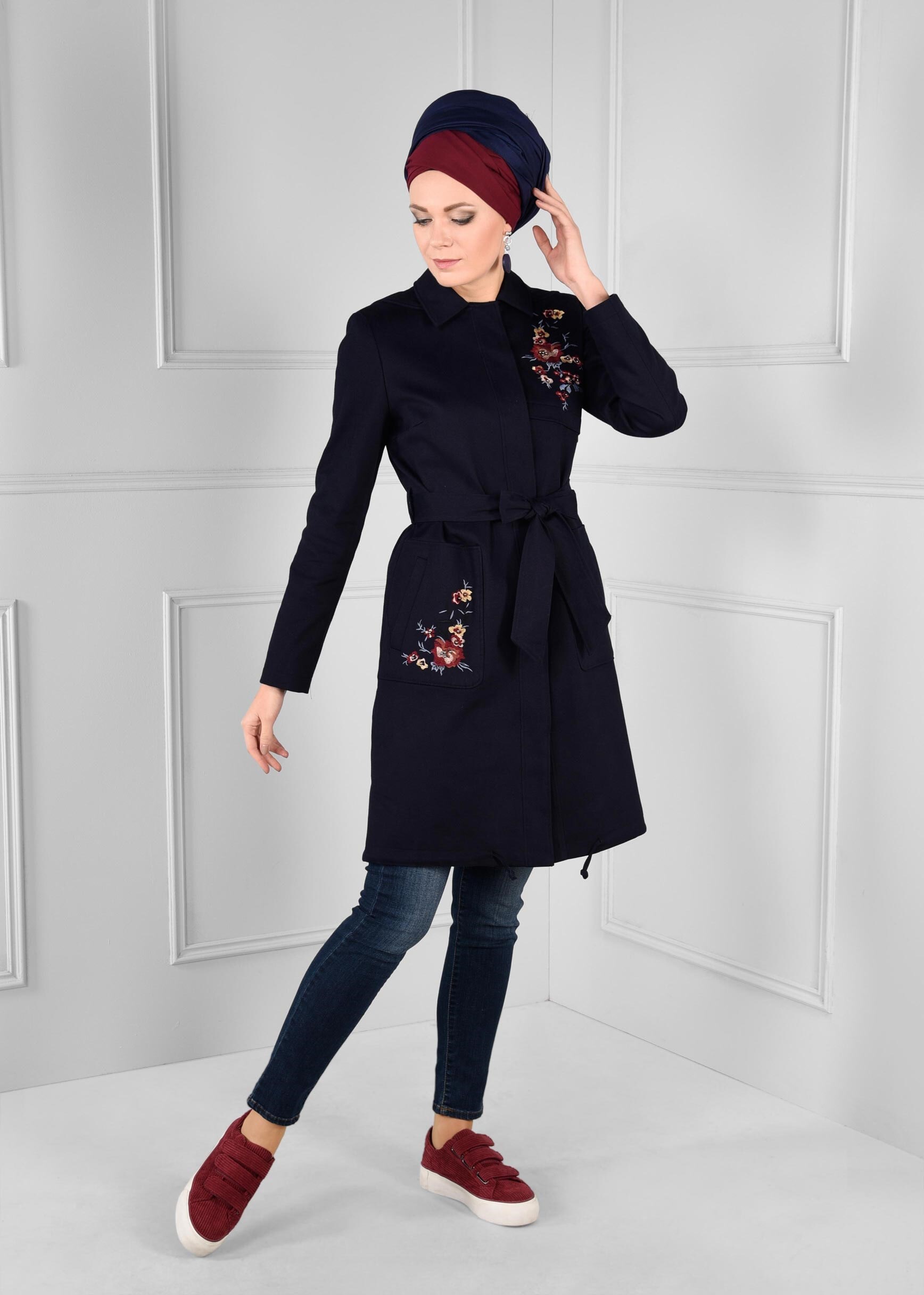 Tesettür giyim LACİVERT NAKIŞ DETAYLI KAPÜŞONLU KUŞAKLI TRENÇKOT 1159