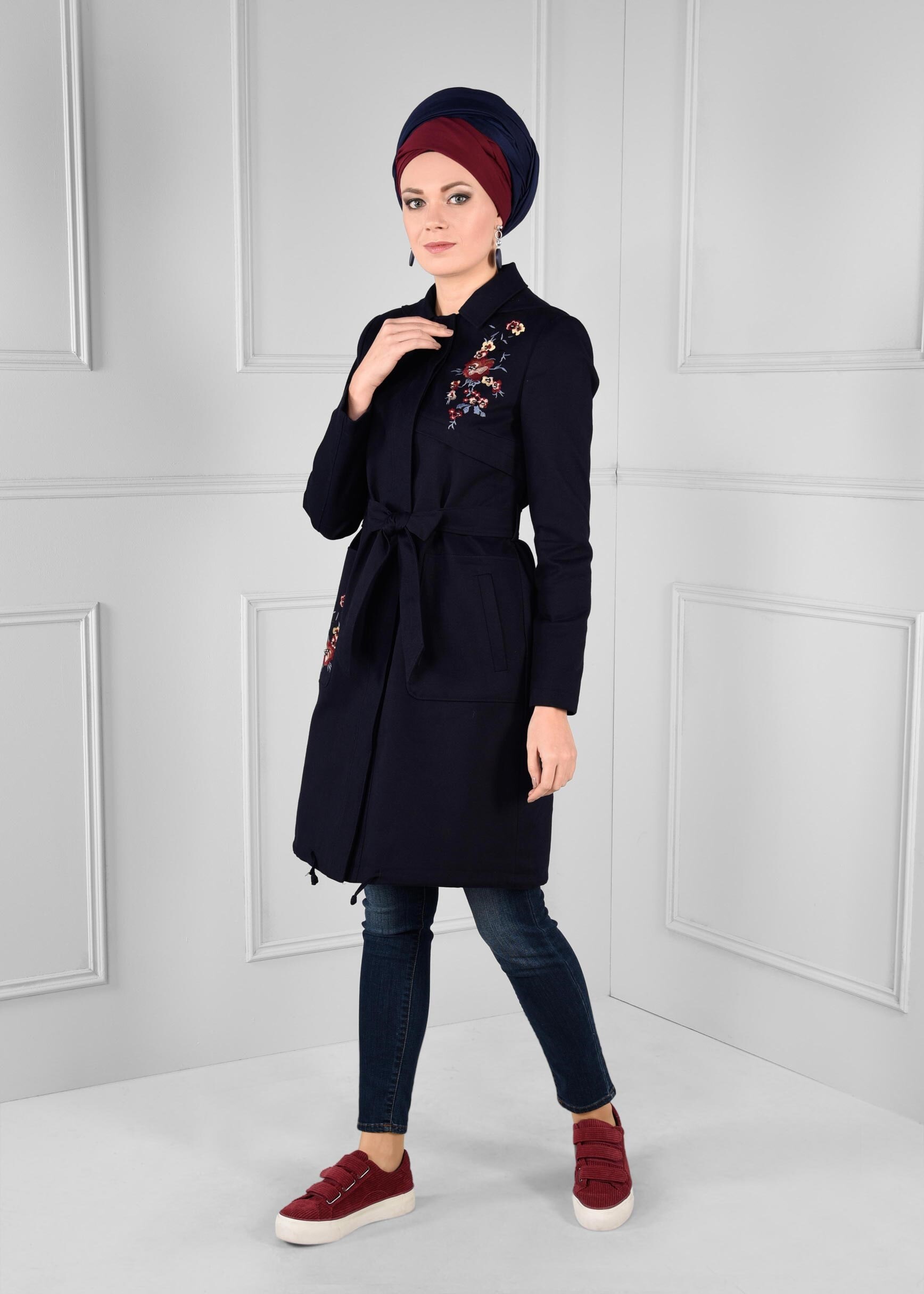 Tesettür giyim LACİVERT NAKIŞ DETAYLI KAPÜŞONLU KUŞAKLI TRENÇKOT 1159