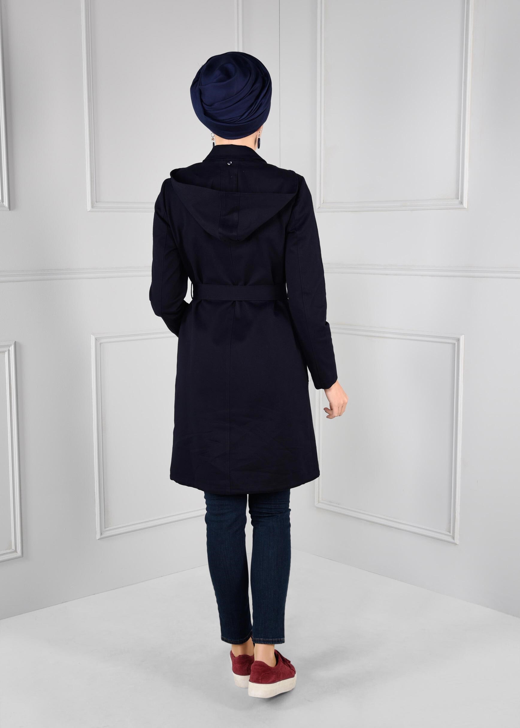 Tesettür giyim LACİVERT NAKIŞ DETAYLI KAPÜŞONLU KUŞAKLI TRENÇKOT 1159