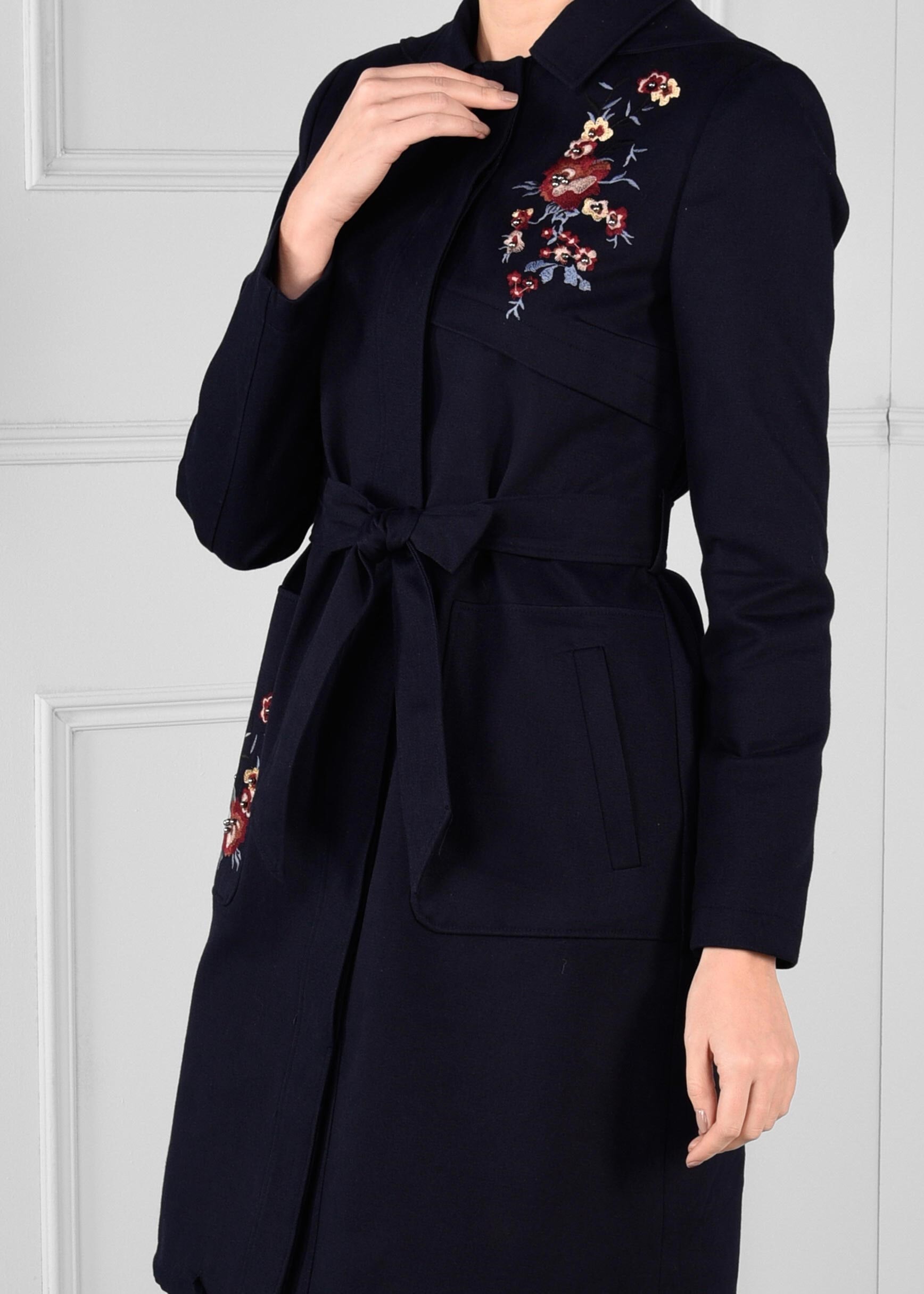 Tesettür giyim LACİVERT NAKIŞ DETAYLI KAPÜŞONLU KUŞAKLI TRENÇKOT 1159