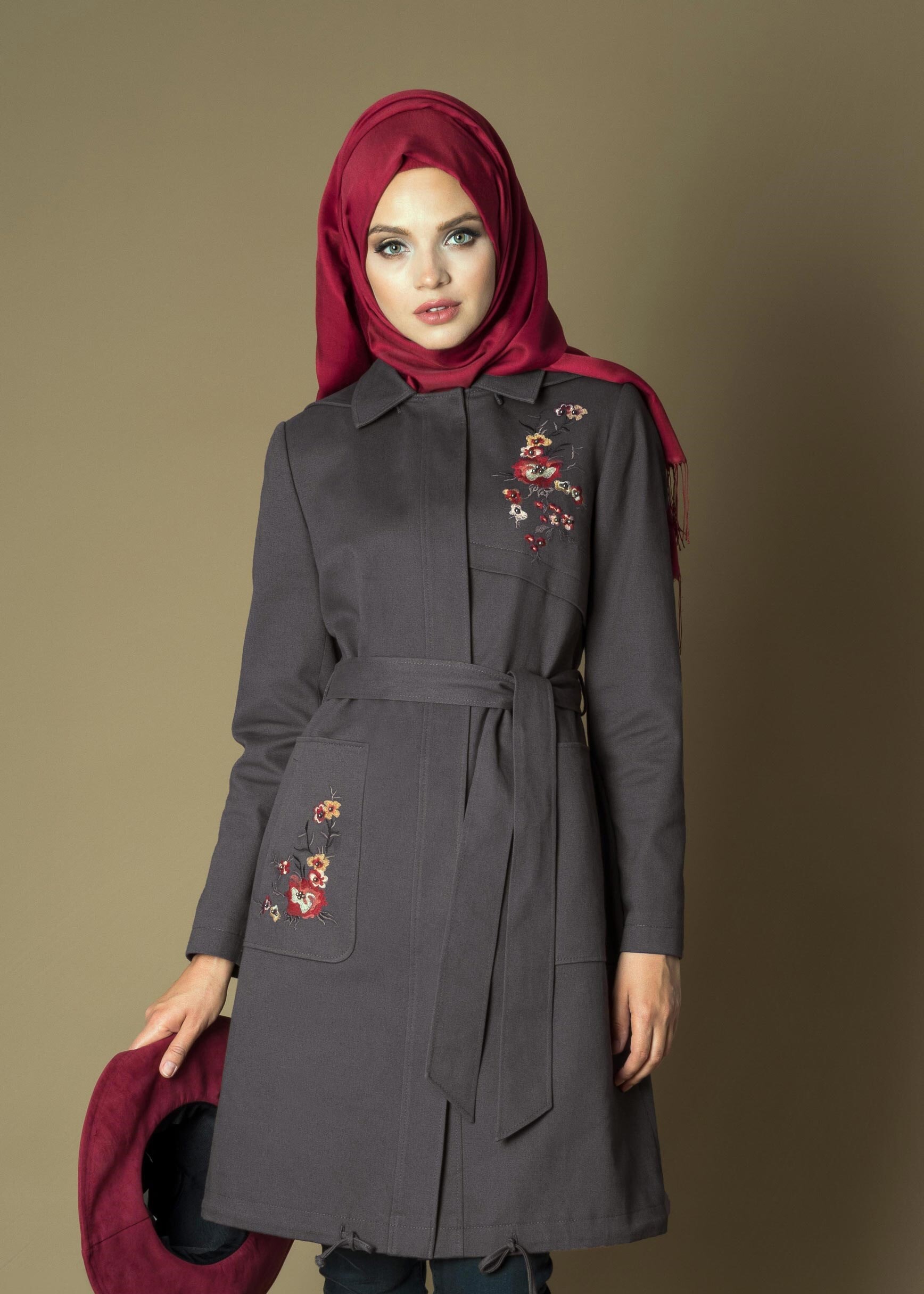 Tesettür giyim GRİ NAKIŞ DETAYLI KAPÜŞONLU KUŞAKLI TRENÇKOT 1159