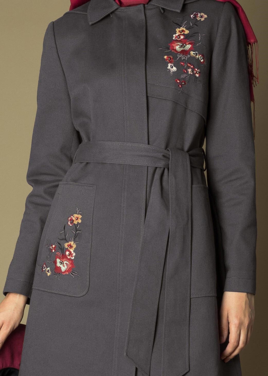 Tesettür giyim GRİ NAKIŞ DETAYLI KAPÜŞONLU KUŞAKLI TRENÇKOT 1159