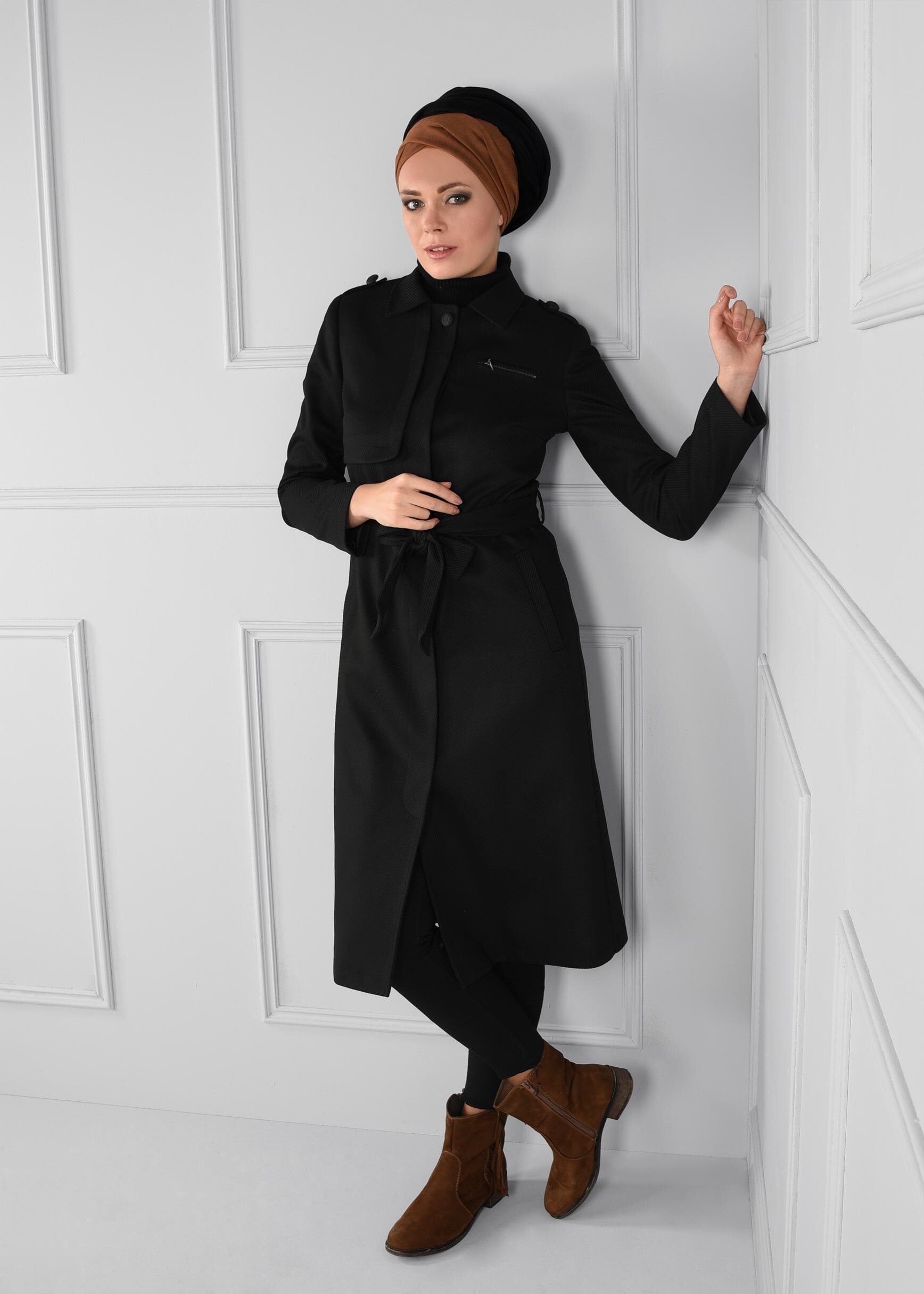 Tesettür giyim SİYAH ARKASI KUŞ GÖZÜ DETAYLI GİZLİ DÜĞMELİ KUŞAKLI TRENÇKOT 1160