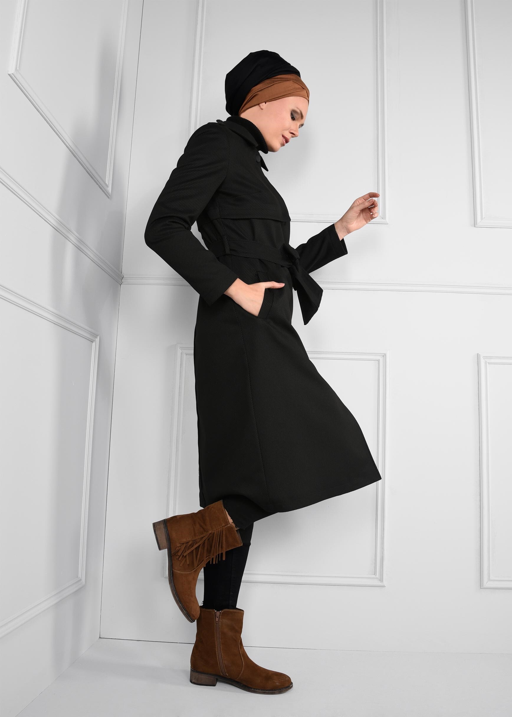 Tesettür giyim SİYAH ARKASI KUŞ GÖZÜ DETAYLI GİZLİ DÜĞMELİ KUŞAKLI TRENÇKOT 1160