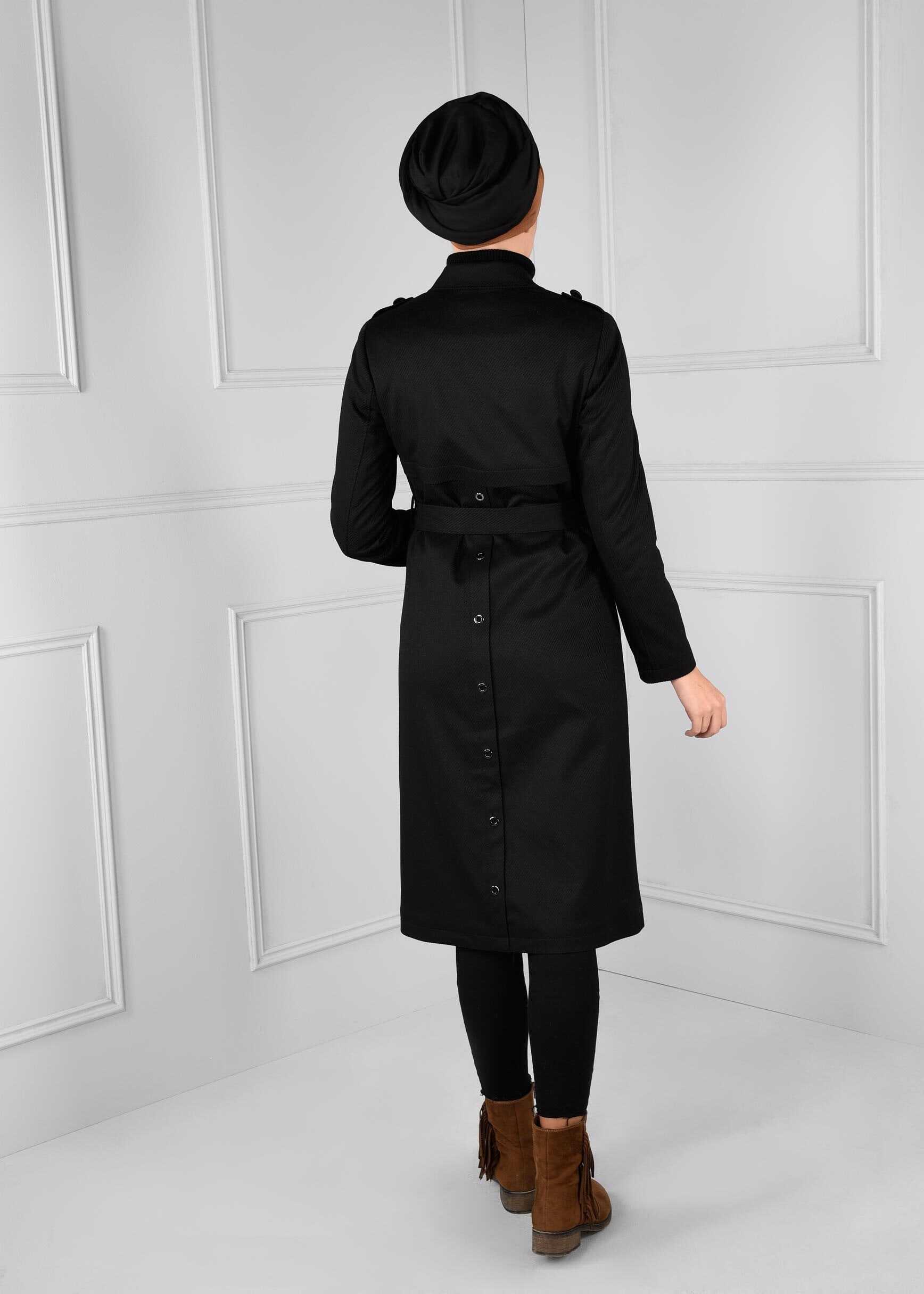 Tesettür giyim SİYAH ARKASI KUŞ GÖZÜ DETAYLI GİZLİ DÜĞMELİ KUŞAKLI TRENÇKOT 1160