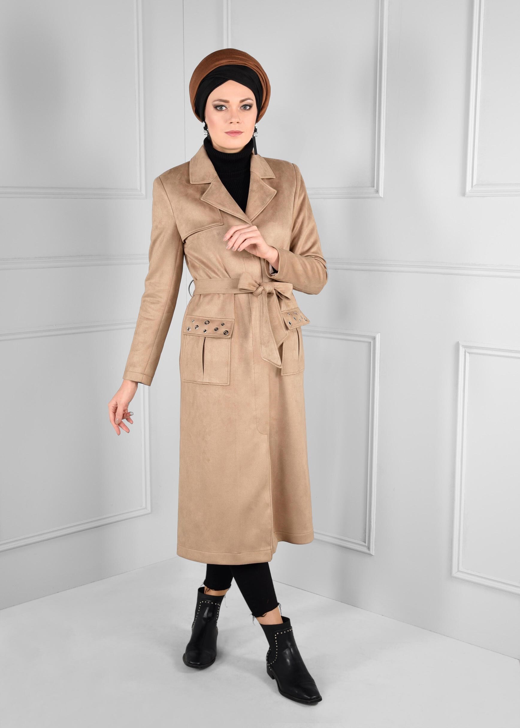 TRENCH-COAT EN DAIM AVEC CEINTURE ET POCHES À ŒILLETS HIJAB FEMME