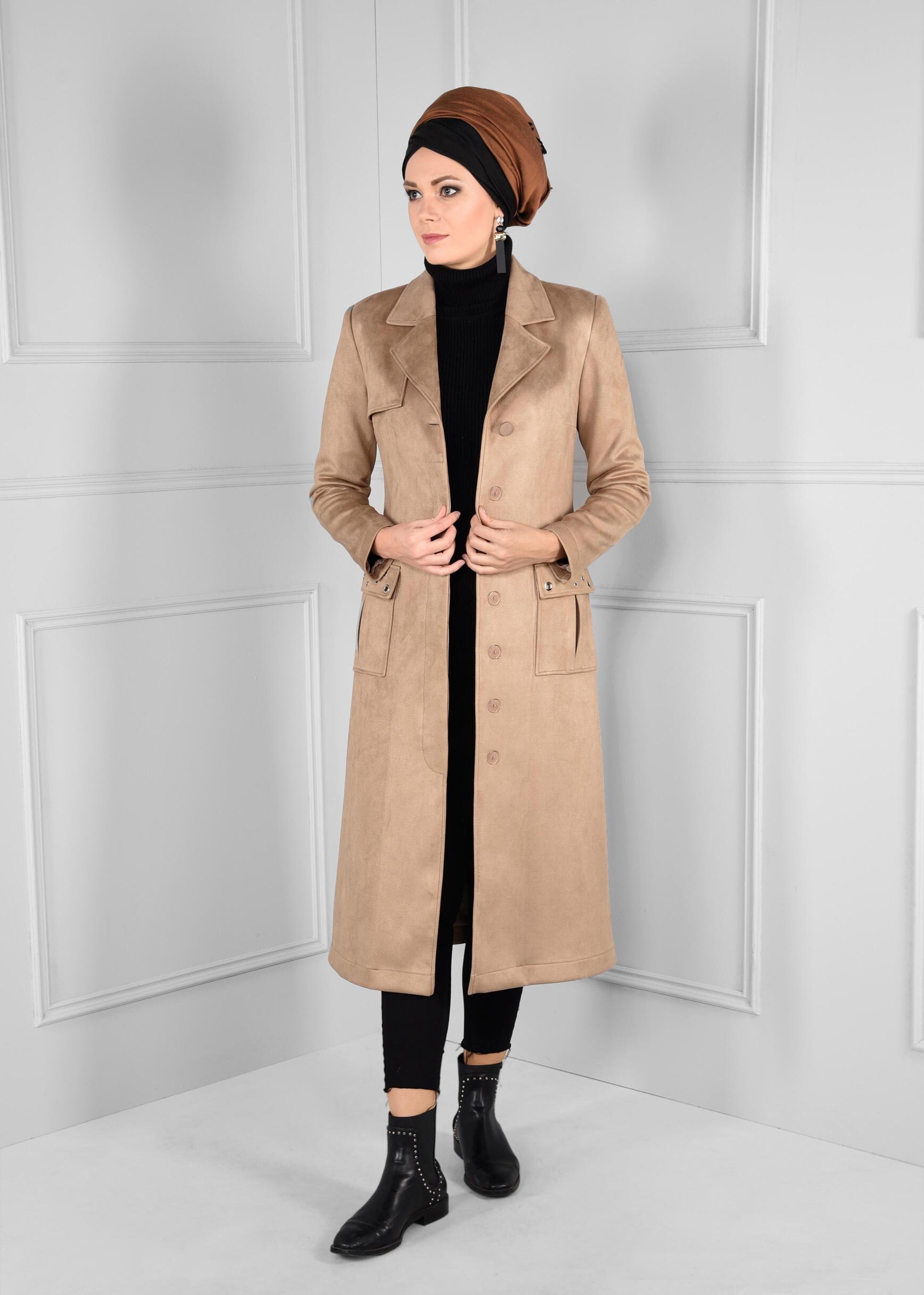 Tesettür giyim BEJ CEPLERİ KUŞ GÖZÜ DETAYLI KUŞAKLI SÜET TRENÇKOT 1168