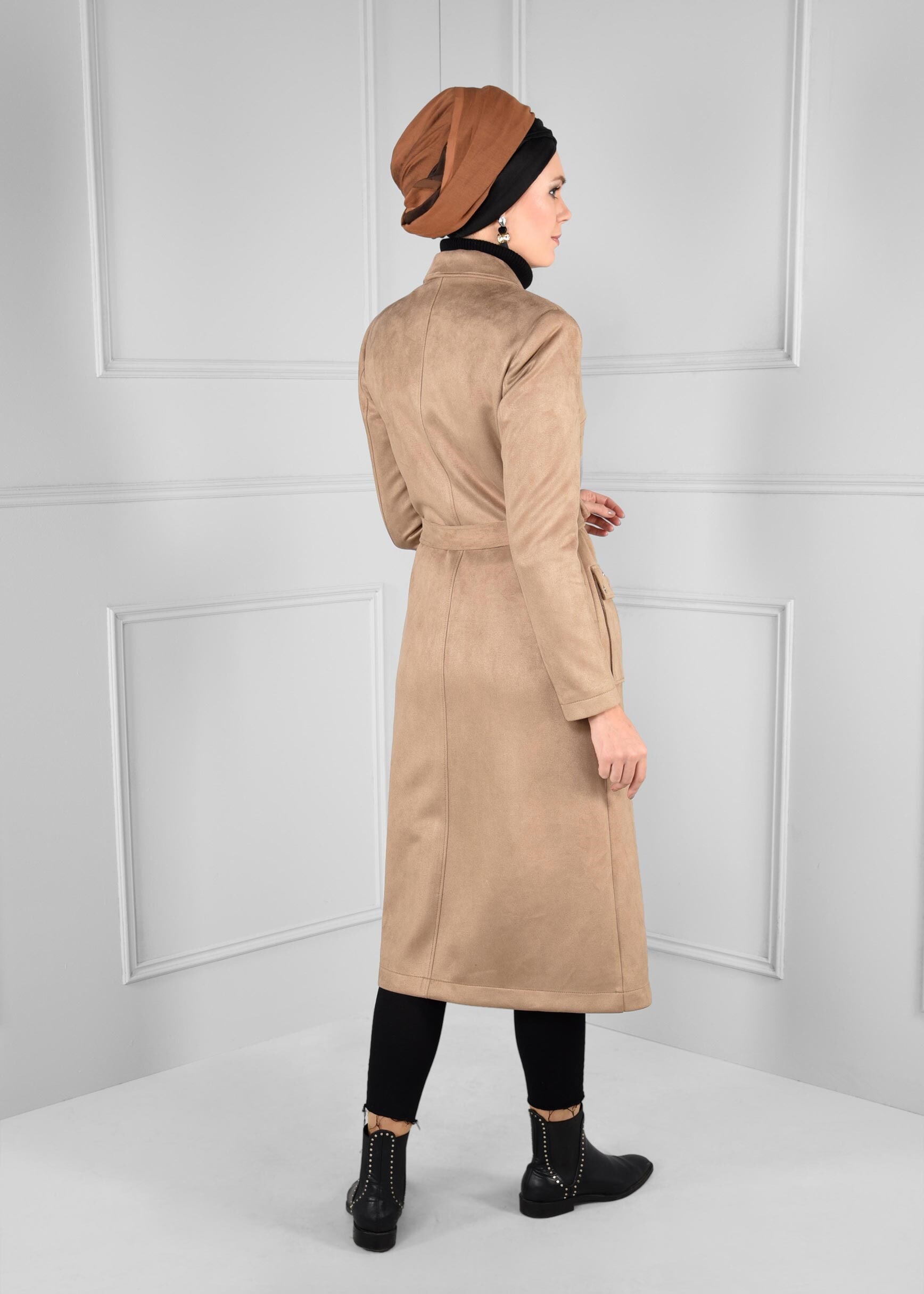 Tesettür giyim BEJ CEPLERİ KUŞ GÖZÜ DETAYLI KUŞAKLI SÜET TRENÇKOT 1168