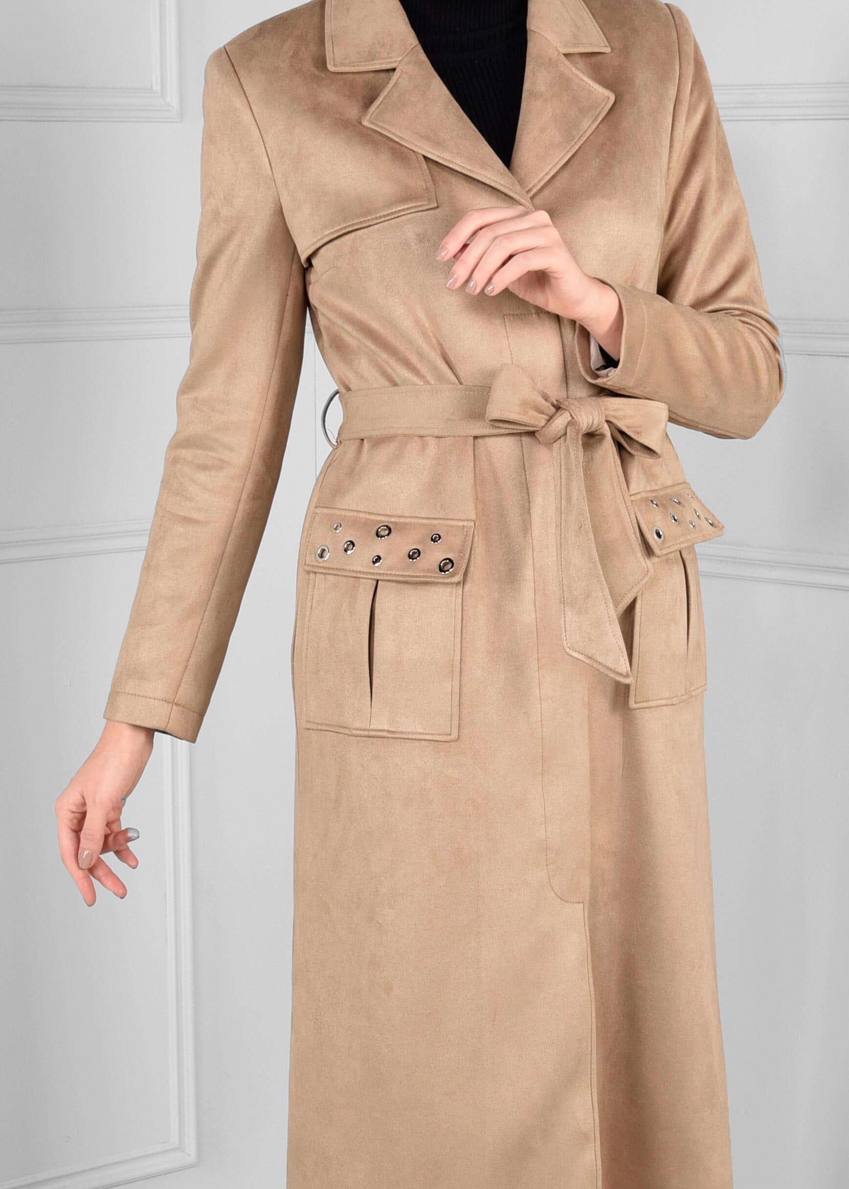 Tesettür giyim BEJ CEPLERİ KUŞ GÖZÜ DETAYLI KUŞAKLI SÜET TRENÇKOT 1168