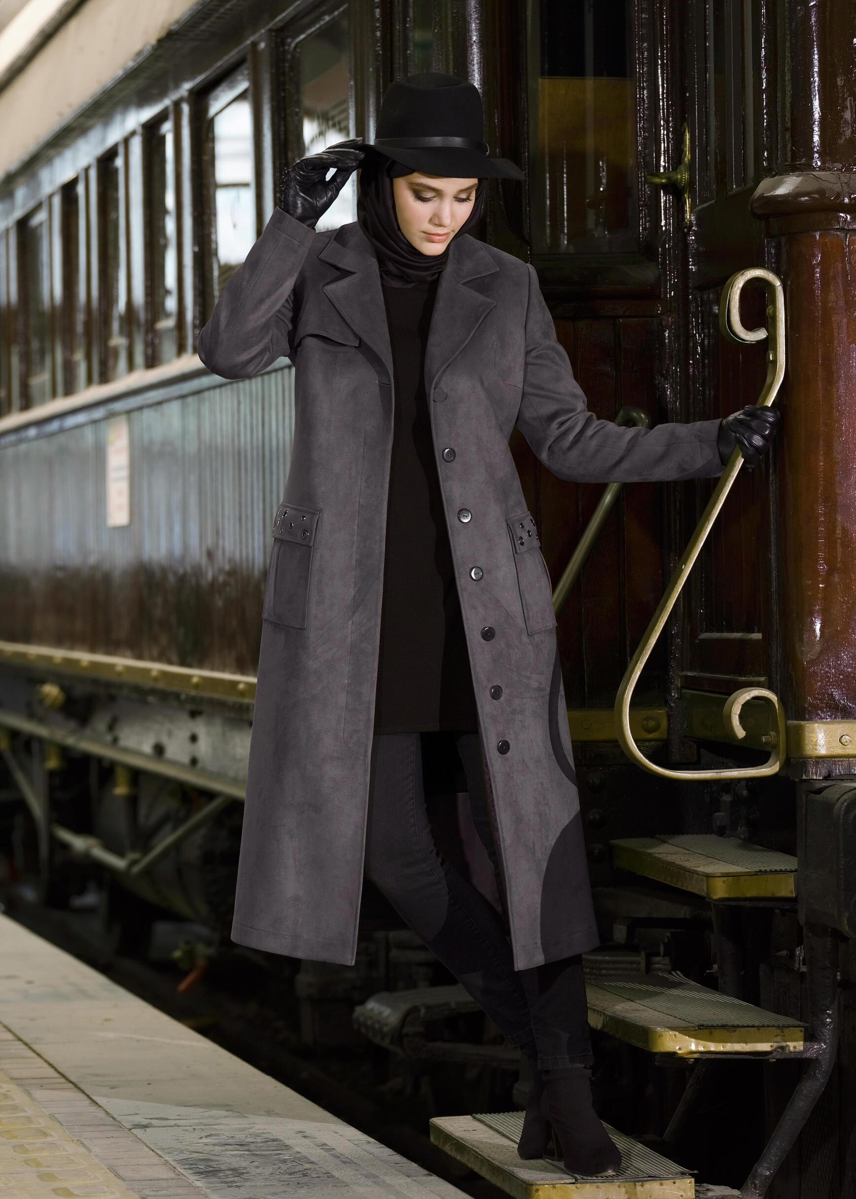 Tesettür giyim GRİ CEPLERİ KUŞ GÖZÜ DETAYLI KUŞAKLI SÜET TRENÇKOT 1168