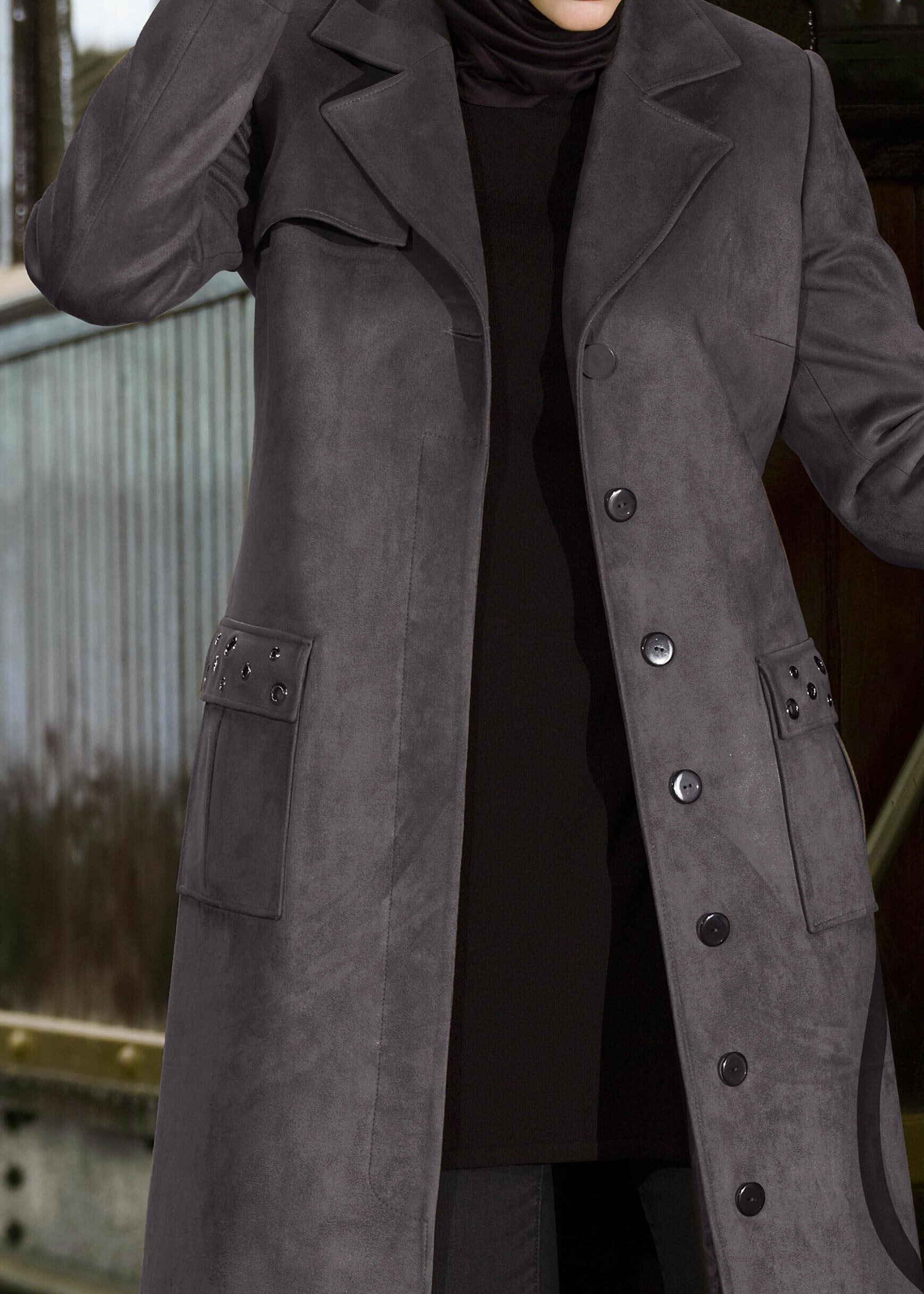 Tesettür giyim GRİ CEPLERİ KUŞ GÖZÜ DETAYLI KUŞAKLI SÜET TRENÇKOT 1168