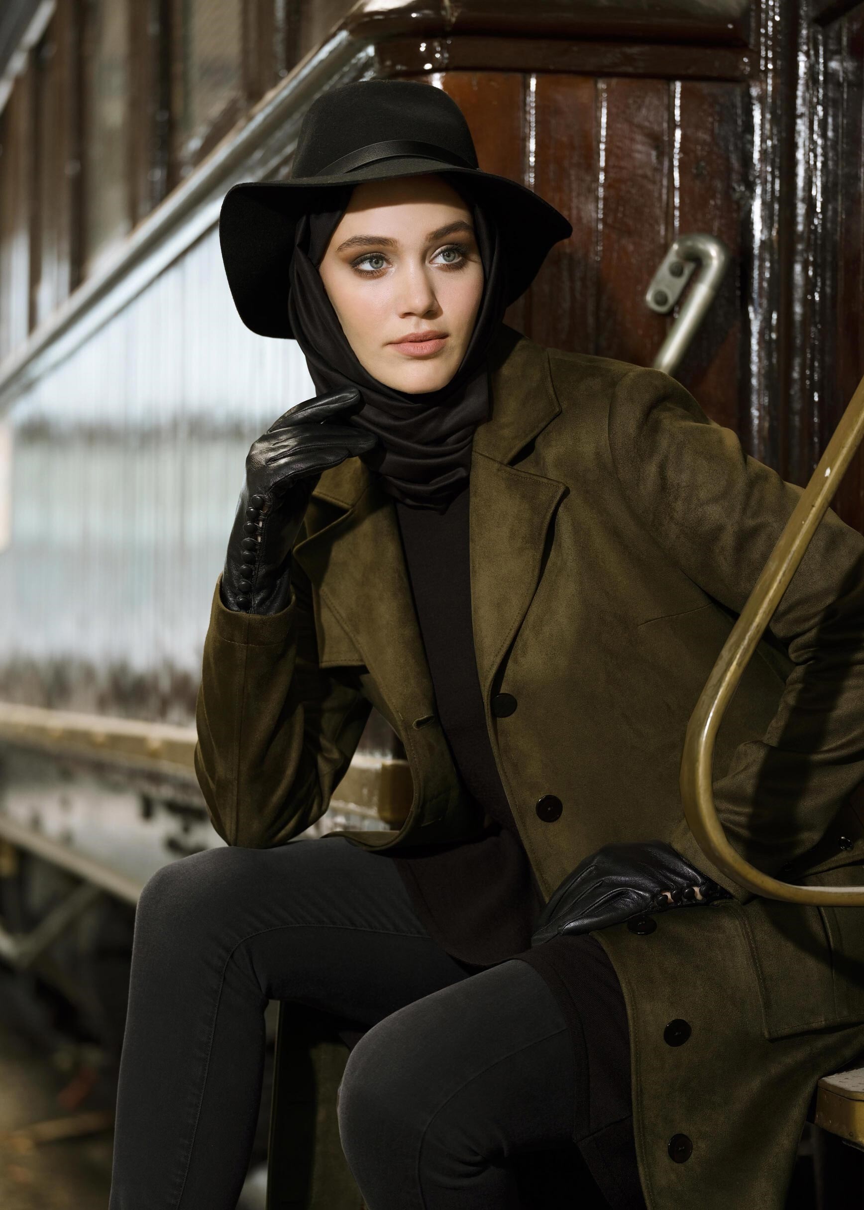 Tesettür giyim HAKİ CEPLERİ KUŞ GÖZÜ DETAYLI KUŞAKLI SÜET TRENÇKOT 1168