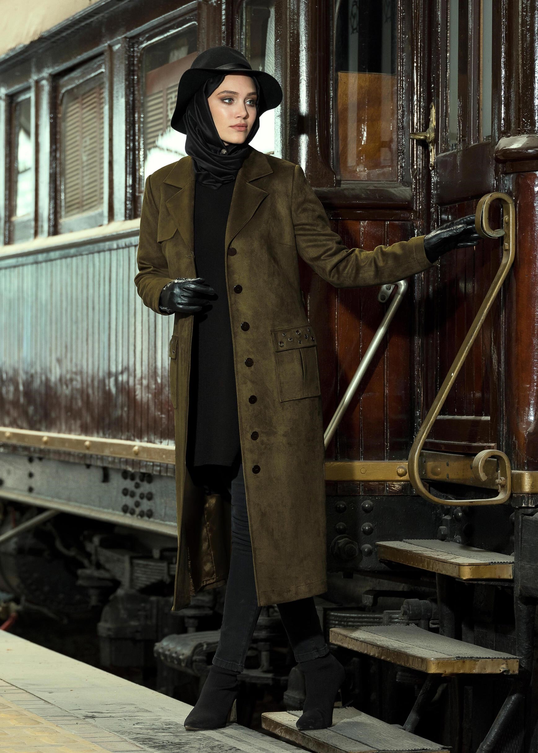 Tesettür giyim HAKİ CEPLERİ KUŞ GÖZÜ DETAYLI KUŞAKLI SÜET TRENÇKOT 1168