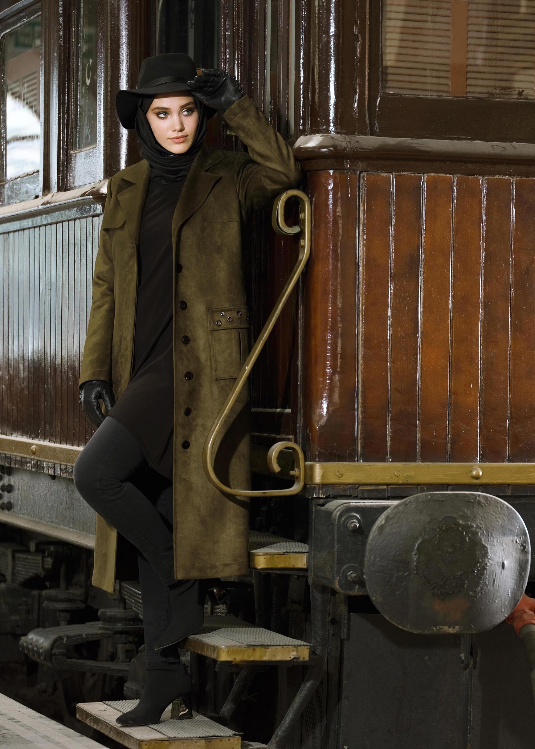 Tesettür giyim HAKİ CEPLERİ KUŞ GÖZÜ DETAYLI KUŞAKLI SÜET TRENÇKOT 1168