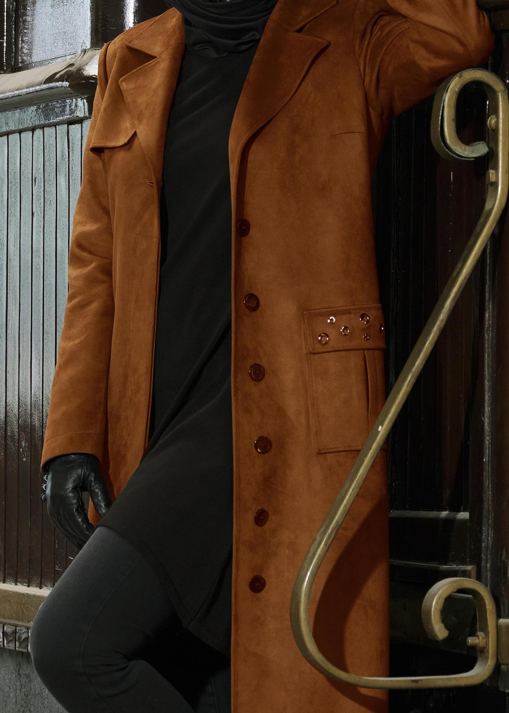 Tesettür giyim TABA CEPLERİ KUŞ GÖZÜ DETAYLI KUŞAKLI SÜET TRENÇKOT 1168