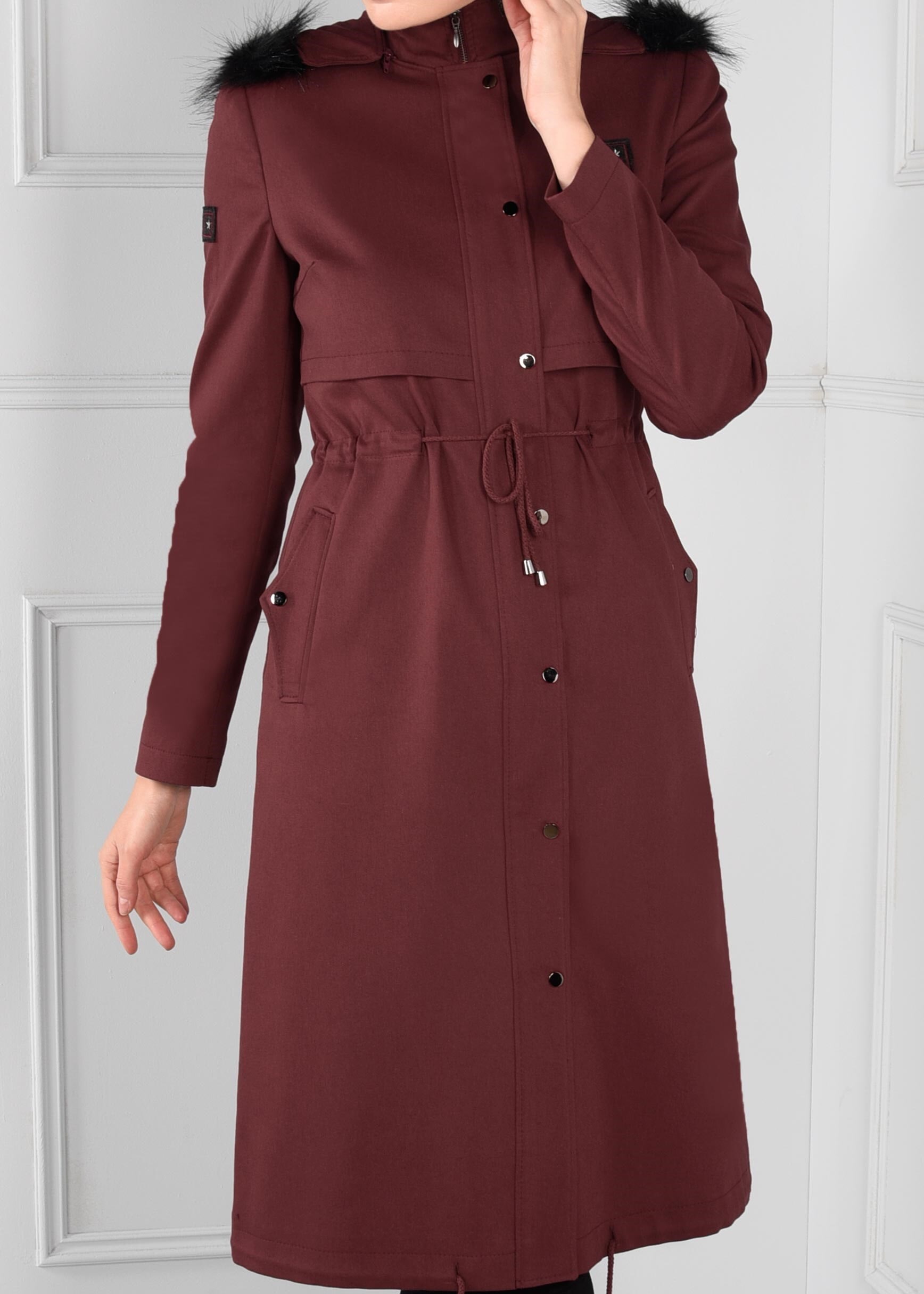 Tesettür giyim BORDO BELDEN BÜZGÜLÜ ÇITÇITLI TRENÇKOT 1171