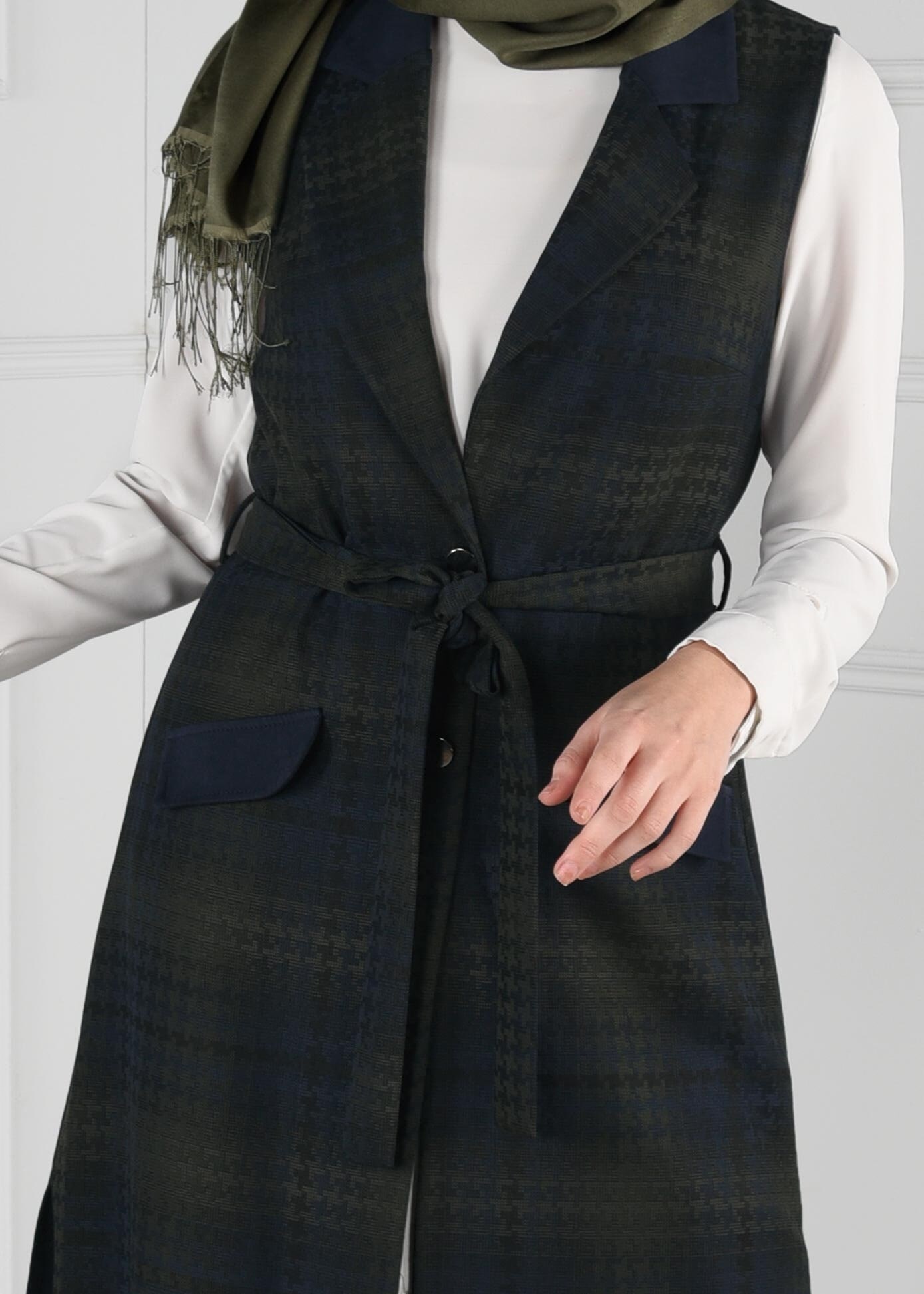 Tesettür giyim HAKİ YANLARI YIRTMAÇLI EKOSE KUŞAKLI YELEK 4052 