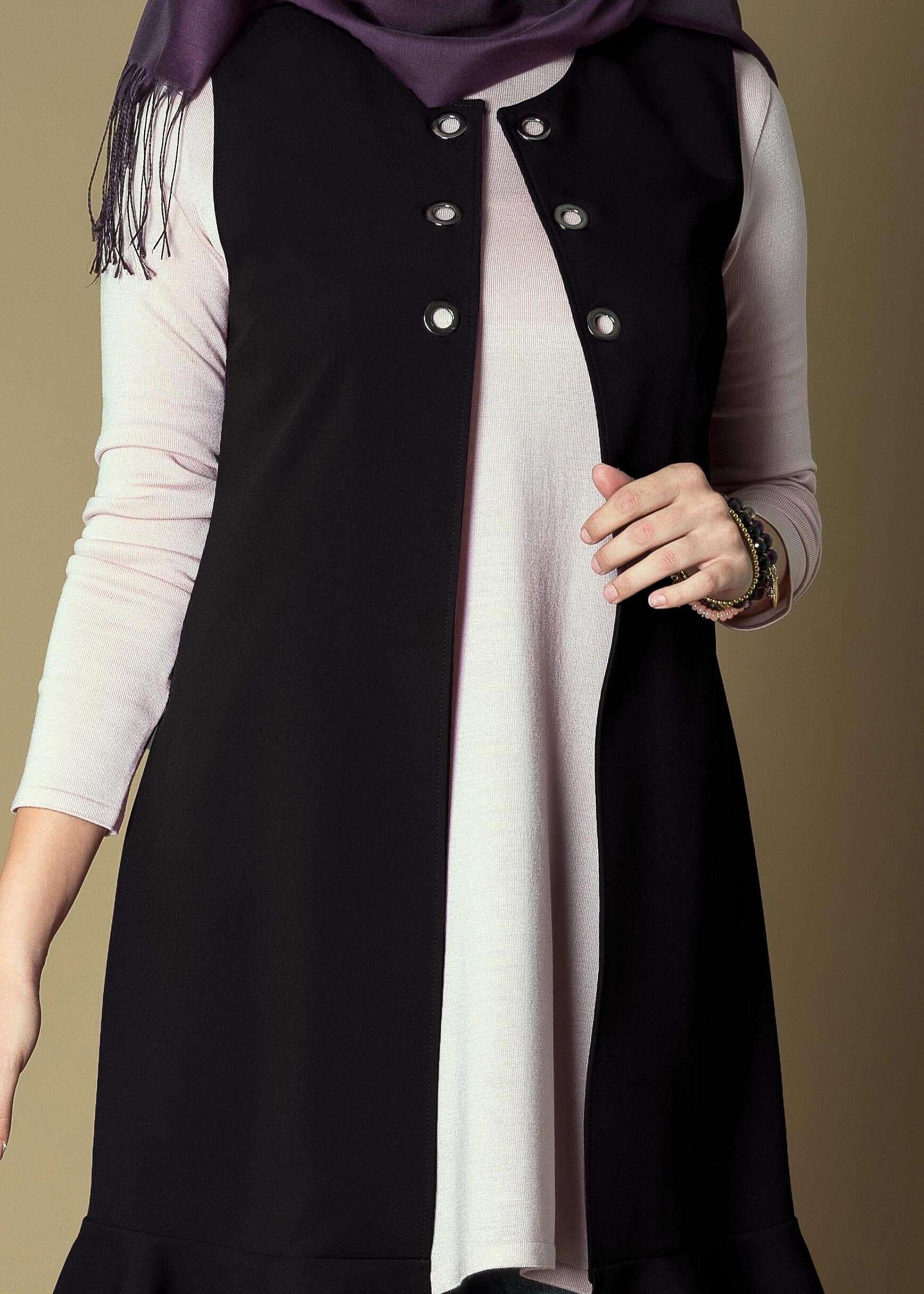 Tesettür giyim SİYAH KUŞ GÖZÜ DETAYLI VOLANLI YELEK 4671