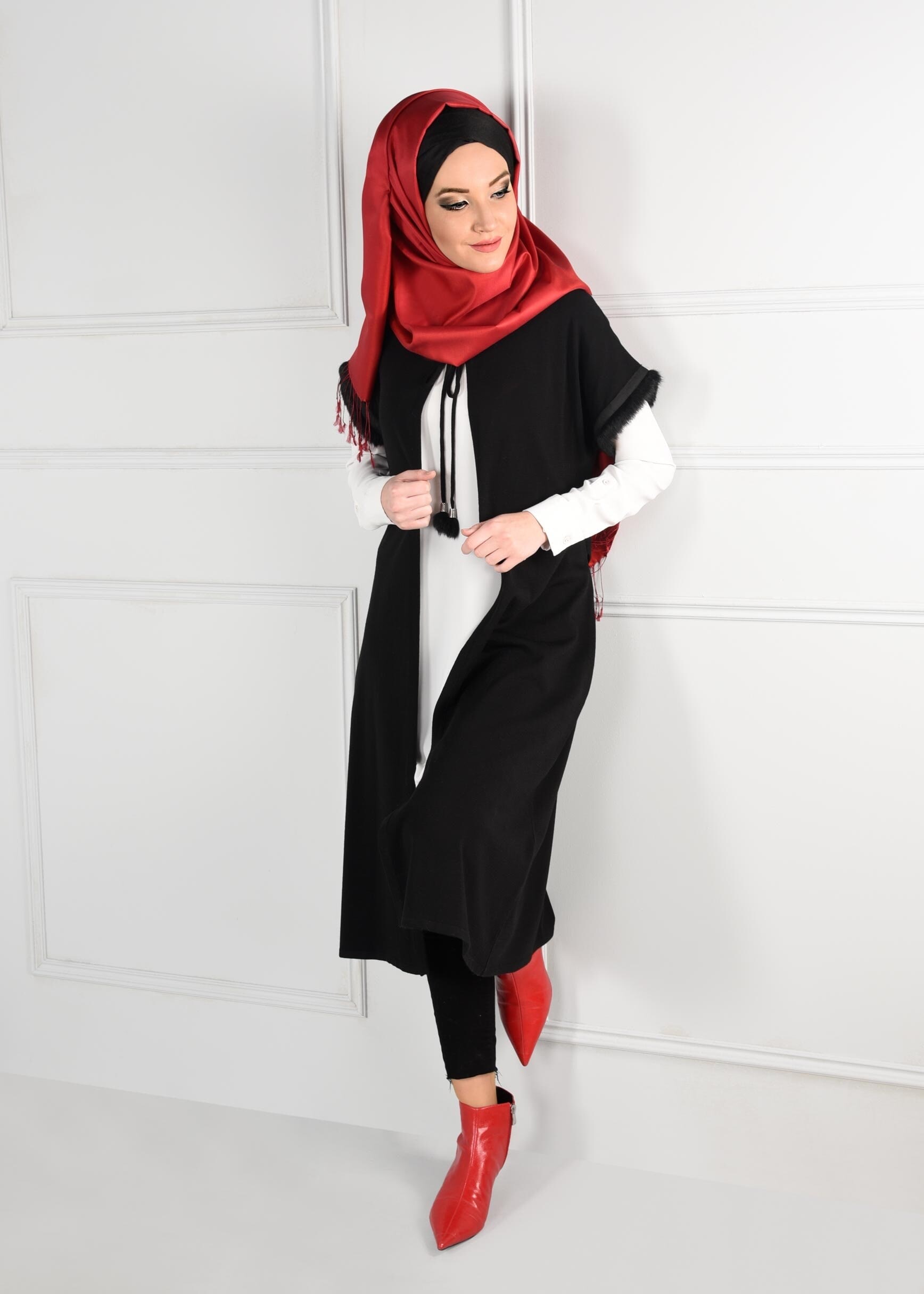 Tesettür giyim SİYAH KÜRK DETAYLI BOYUNDAN BAĞLAMALI TRİKO YELEK 4698