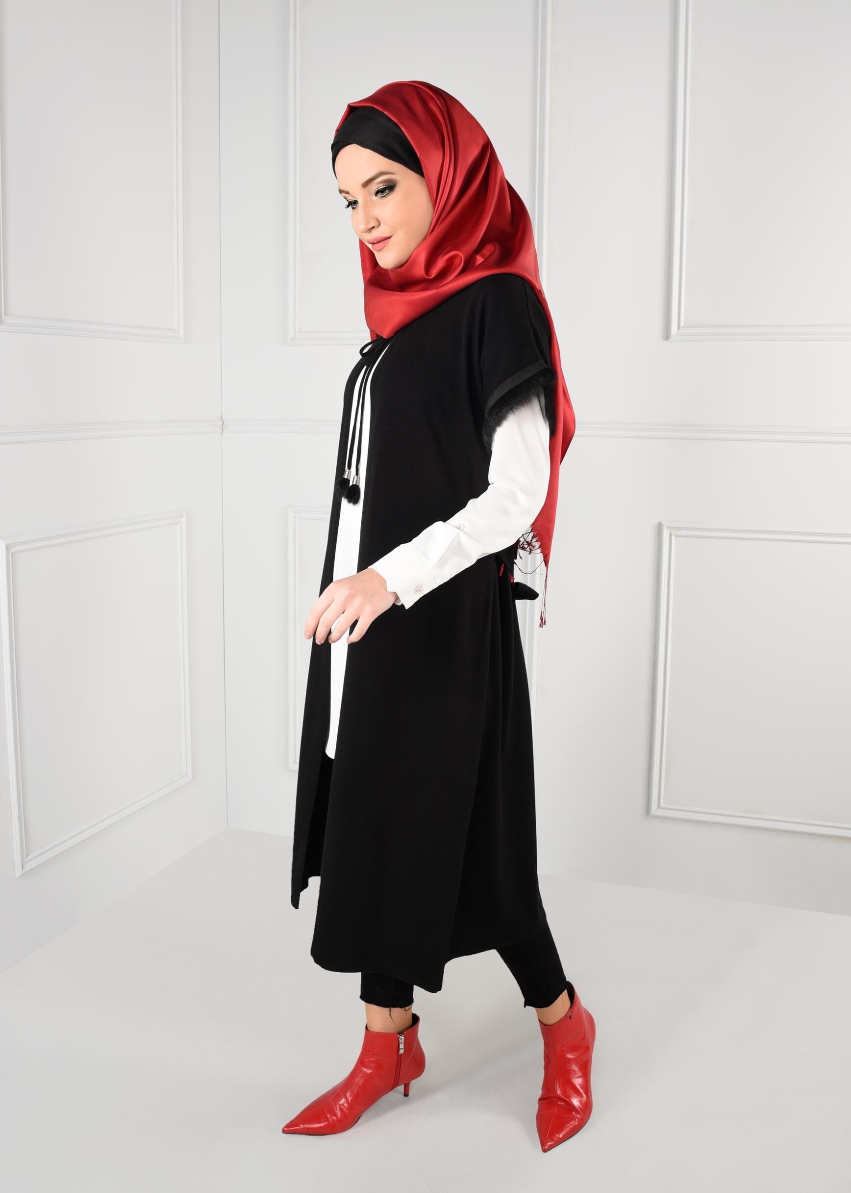 Tesettür giyim SİYAH KÜRK DETAYLI BOYUNDAN BAĞLAMALI TRİKO YELEK 4698