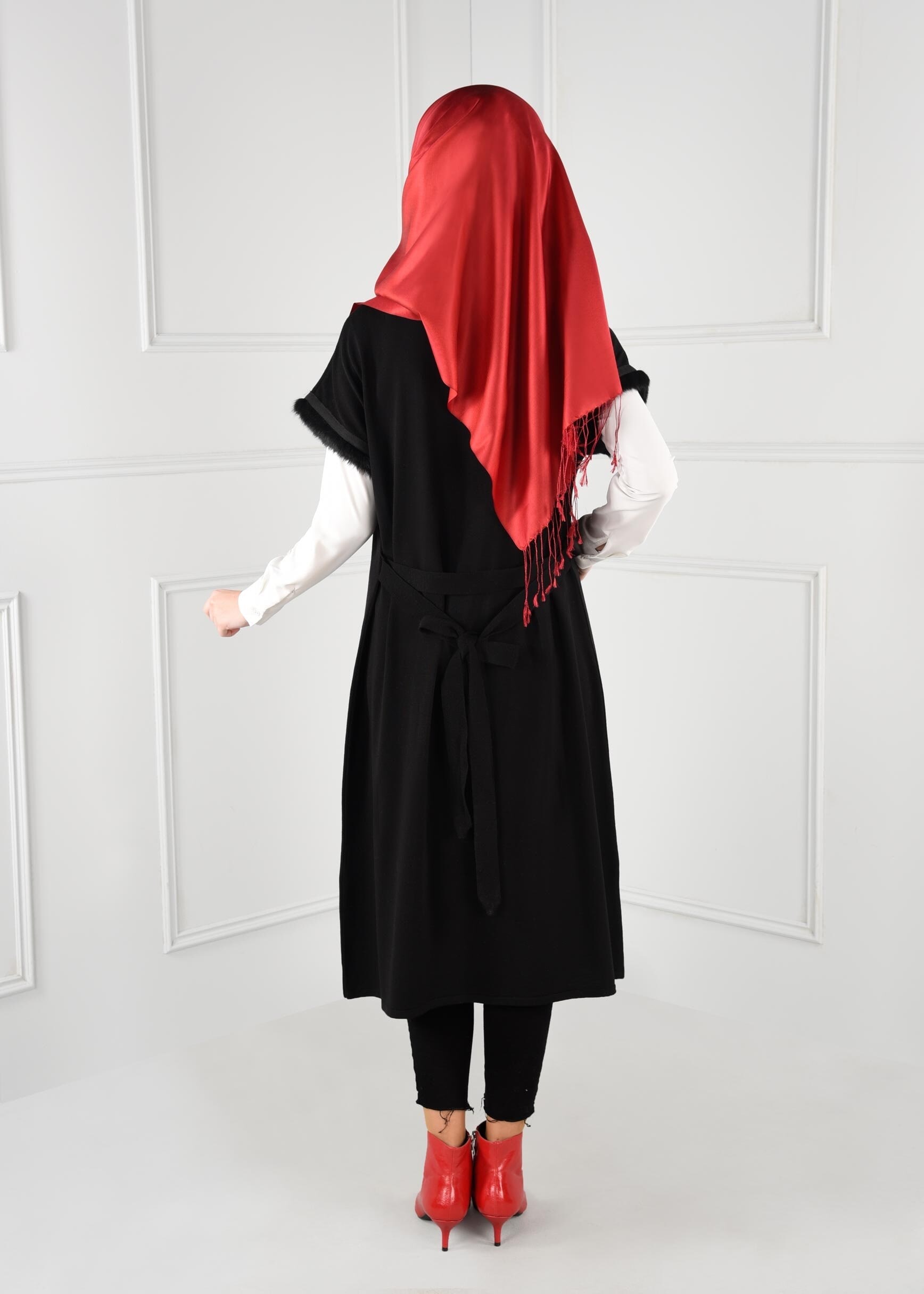 Tesettür giyim SİYAH KÜRK DETAYLI BOYUNDAN BAĞLAMALI TRİKO YELEK 4698