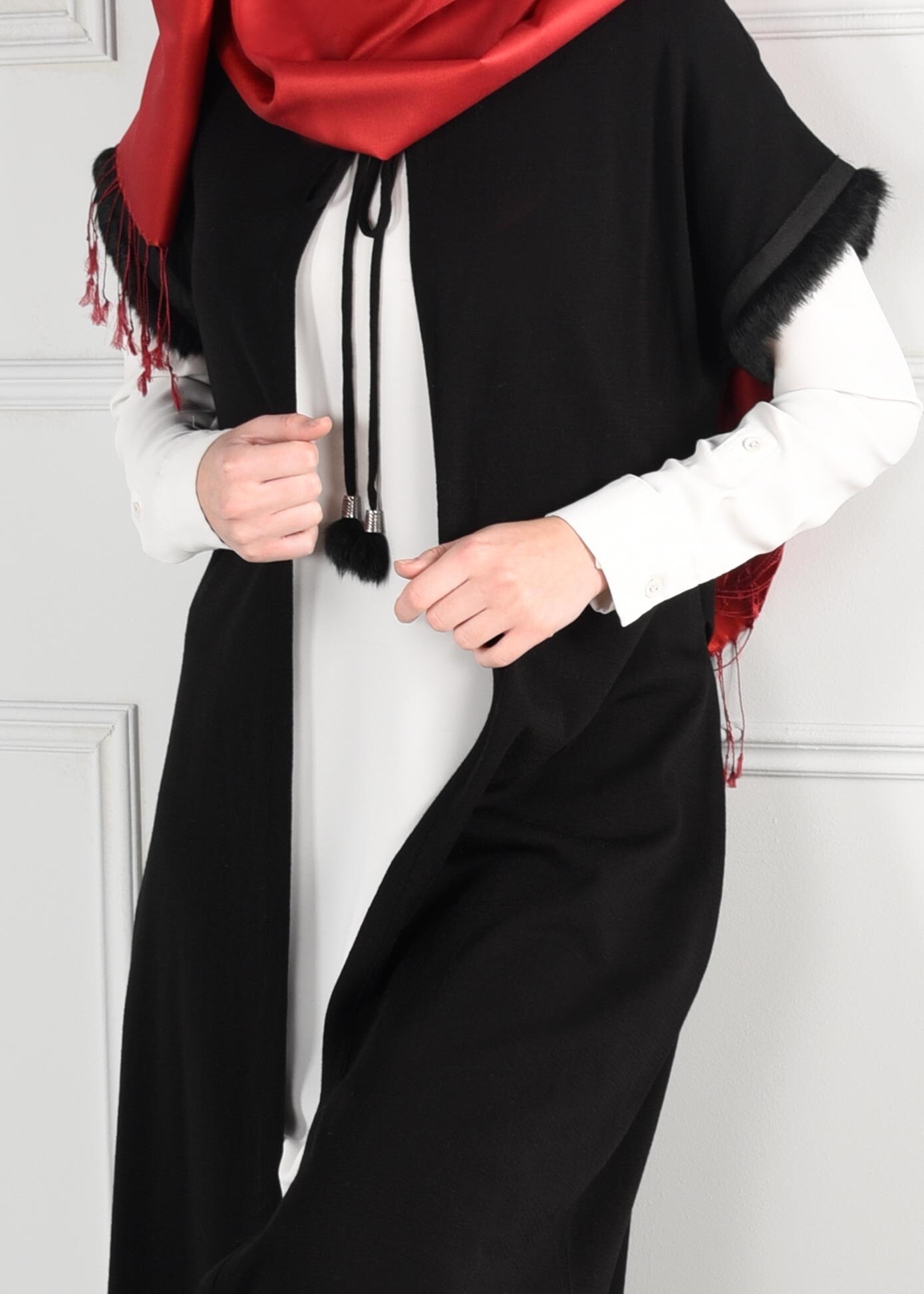 Tesettür giyim SİYAH KÜRK DETAYLI BOYUNDAN BAĞLAMALI TRİKO YELEK 4698