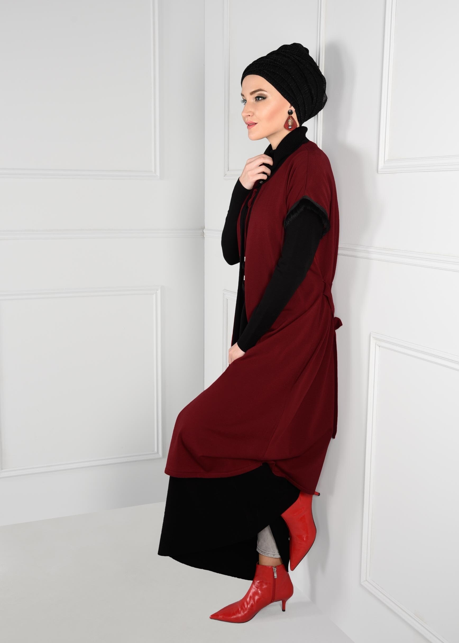 Tesettür giyim KIRMIZI KÜRK DETAYLI BOYUNDAN BAĞLAMALI TRİKO YELEK 4698