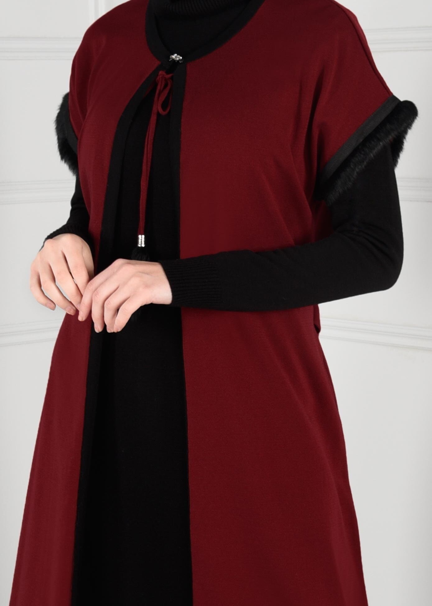 Tesettür giyim KIRMIZI KÜRK DETAYLI BOYUNDAN BAĞLAMALI TRİKO YELEK 4698