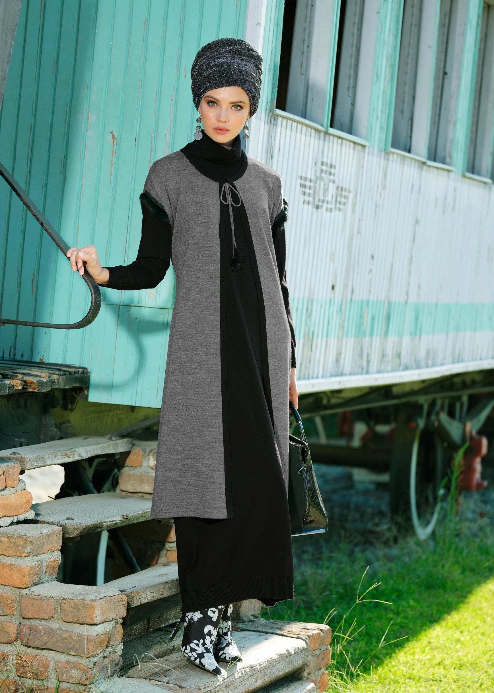 Tesettür giyim GRİ KÜRK DETAYLI BOYUNDAN BAĞLAMALI TRİKO YELEK 4698