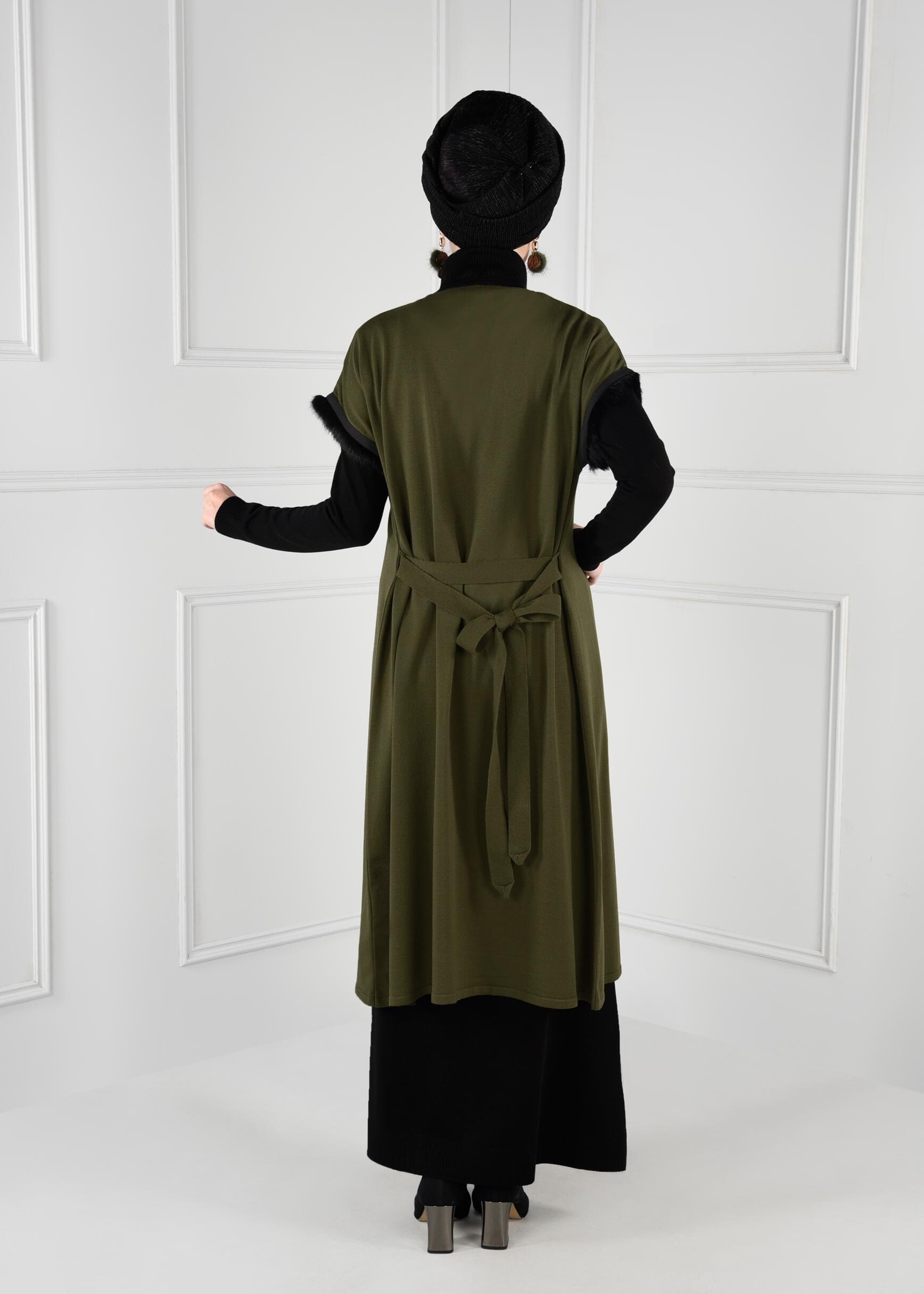 Tesettür giyim HAKİ KÜRK DETAYLI BOYUNDAN BAĞLAMALI TRİKO YELEK 4698