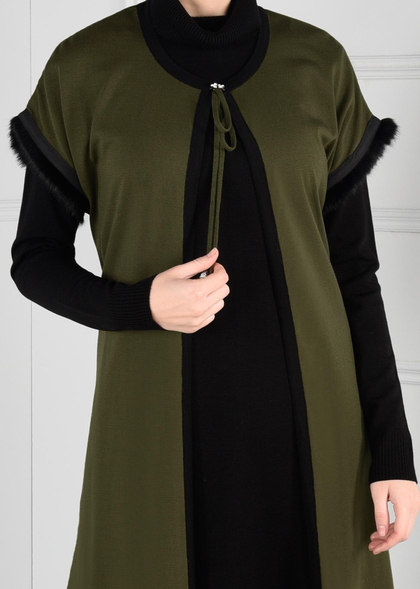 Tesettür giyim HAKİ KÜRK DETAYLI BOYUNDAN BAĞLAMALI TRİKO YELEK 4698